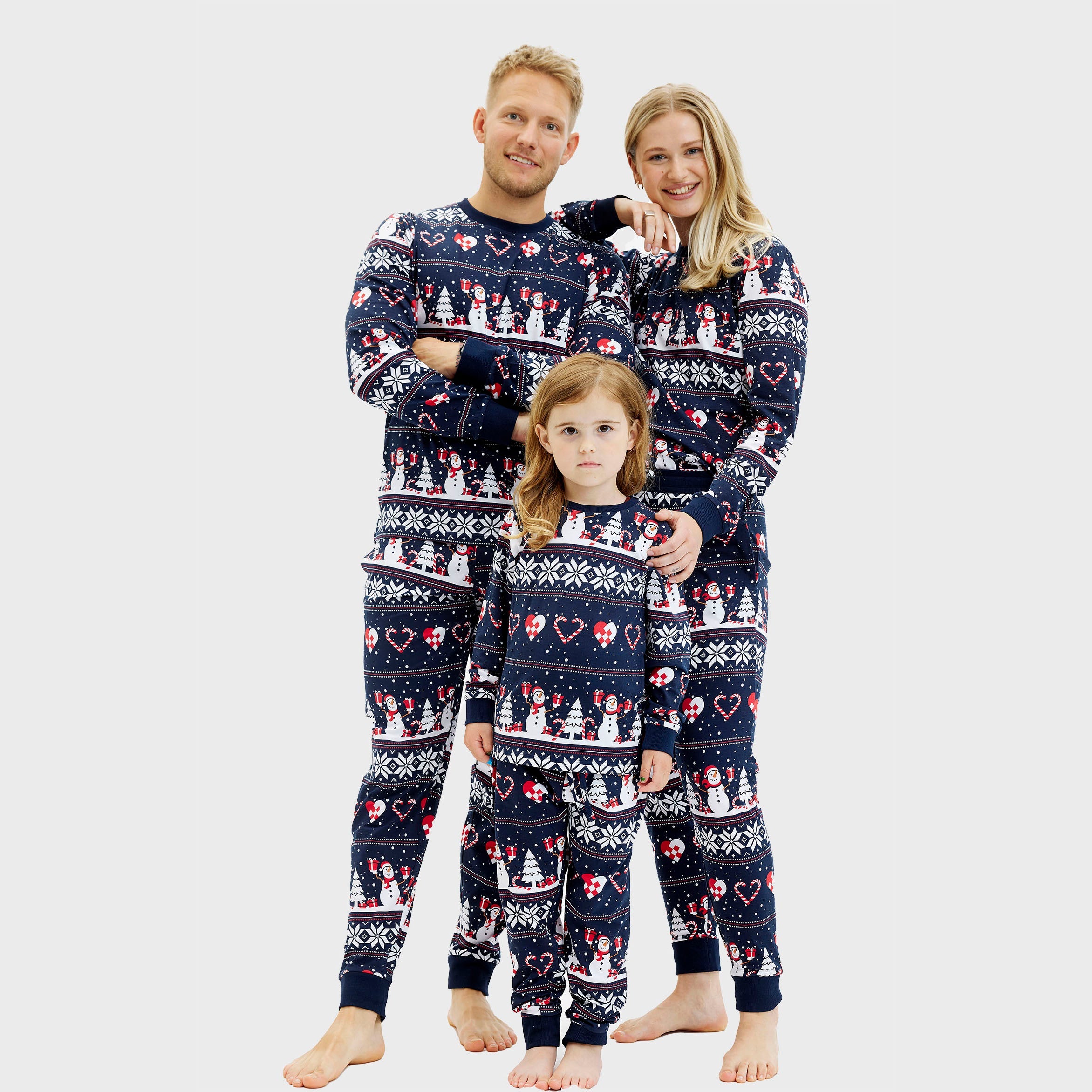 Dunkelblauer Weihnachtspyjama für Kinder, Herren und Damen mit Rentier- und Herzmotiven.