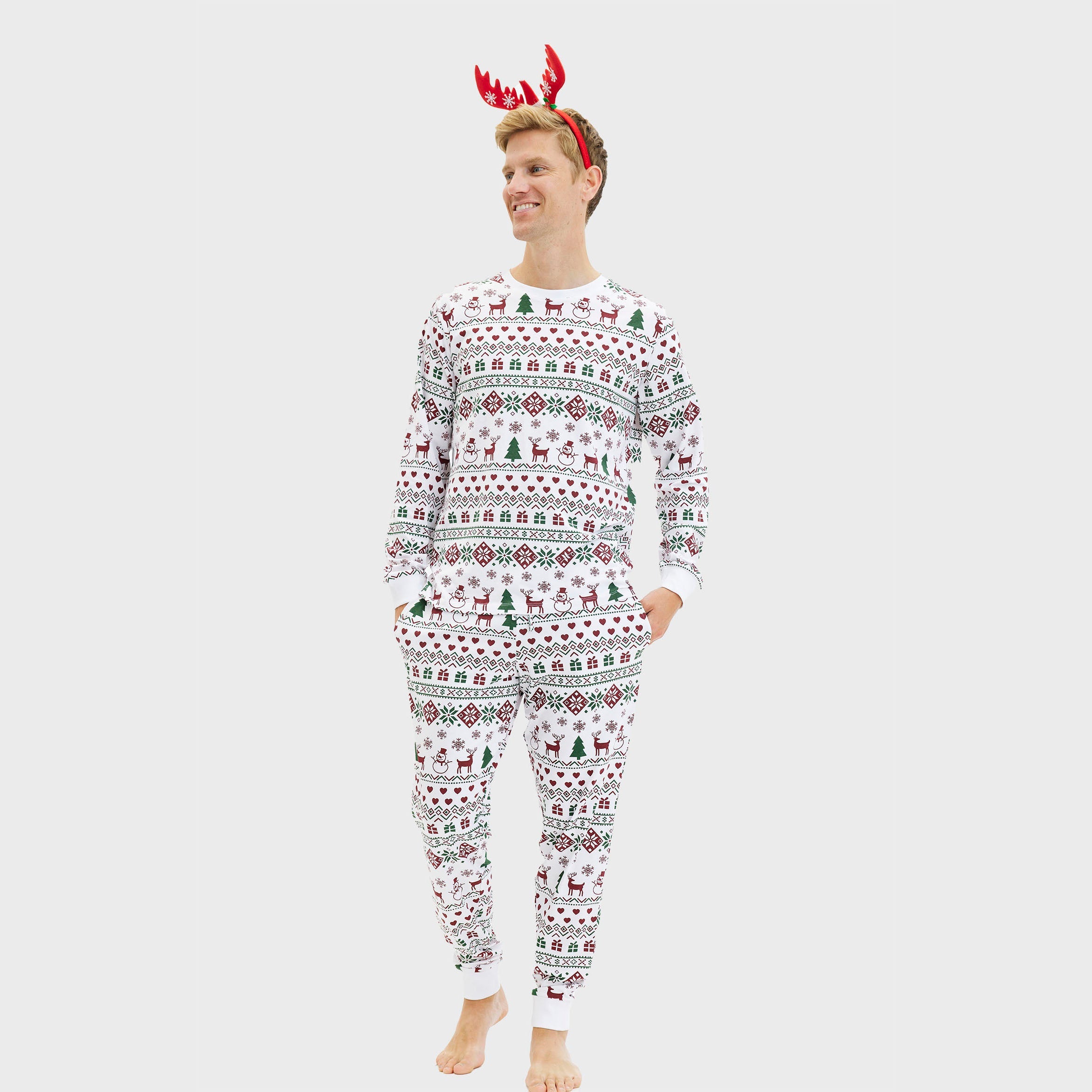 Weihnachtspyjama Herren mit roten Rentieren und Tannenbaum-Muster in Weiß und Grün, weißer Bund und Armabschlüsse,.