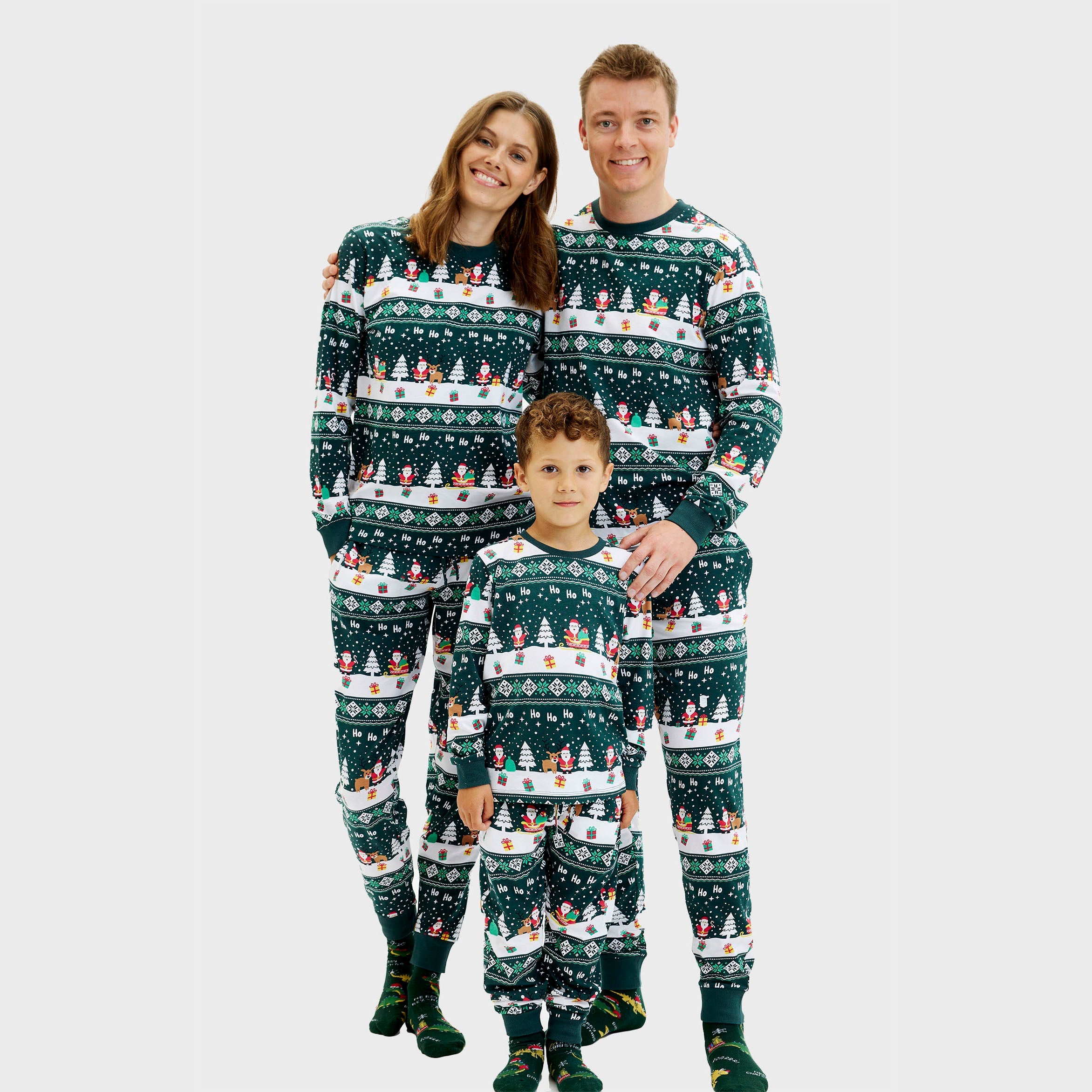 Weihnachtspyjama Damen und Herren aus nachhaltigem Material mit weihnachtlichem Muster in Grün, Rot und Weiß.