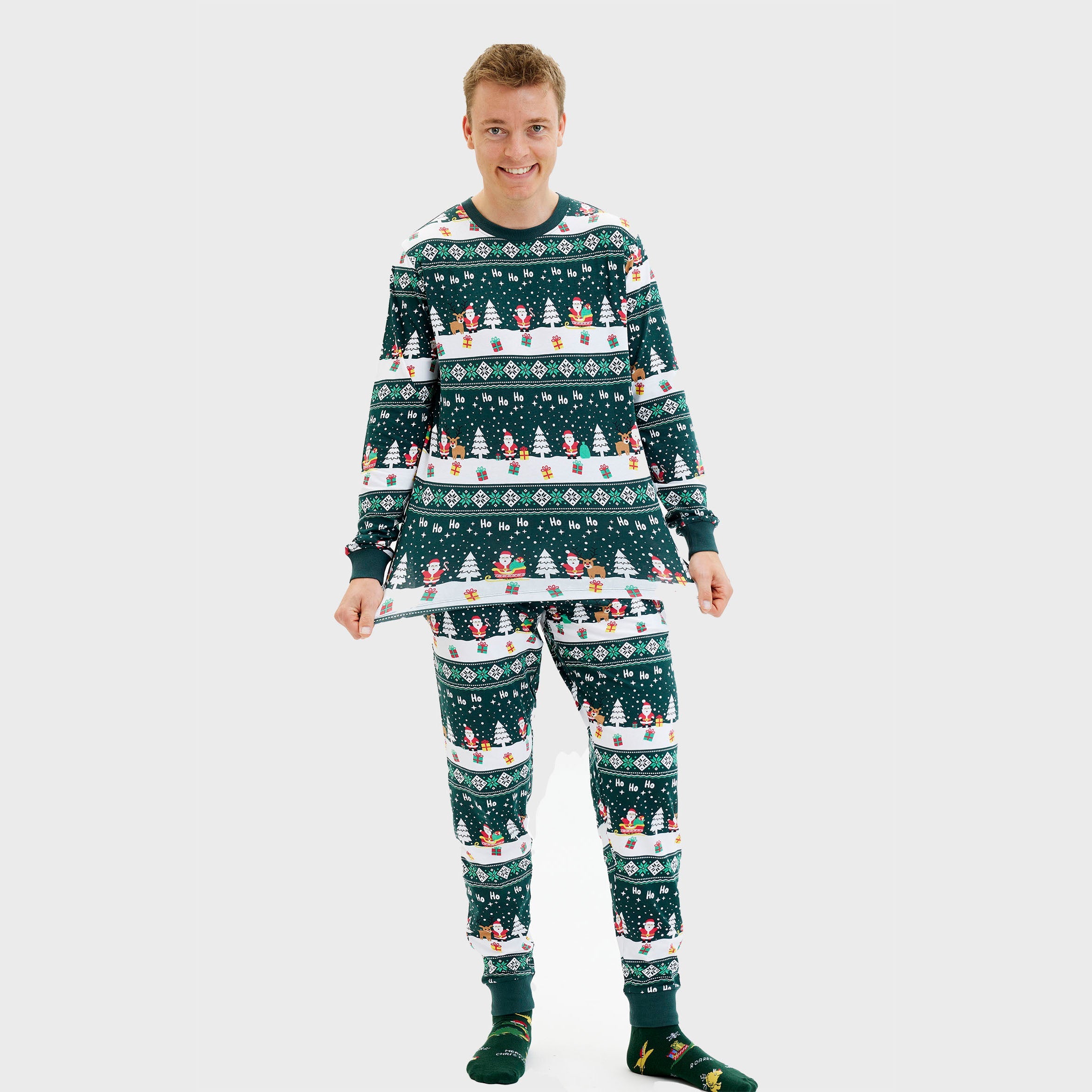 Weihnachtspyjama Herren mit grünem, gemustertem Weihnachtspullover und passender Hose.
