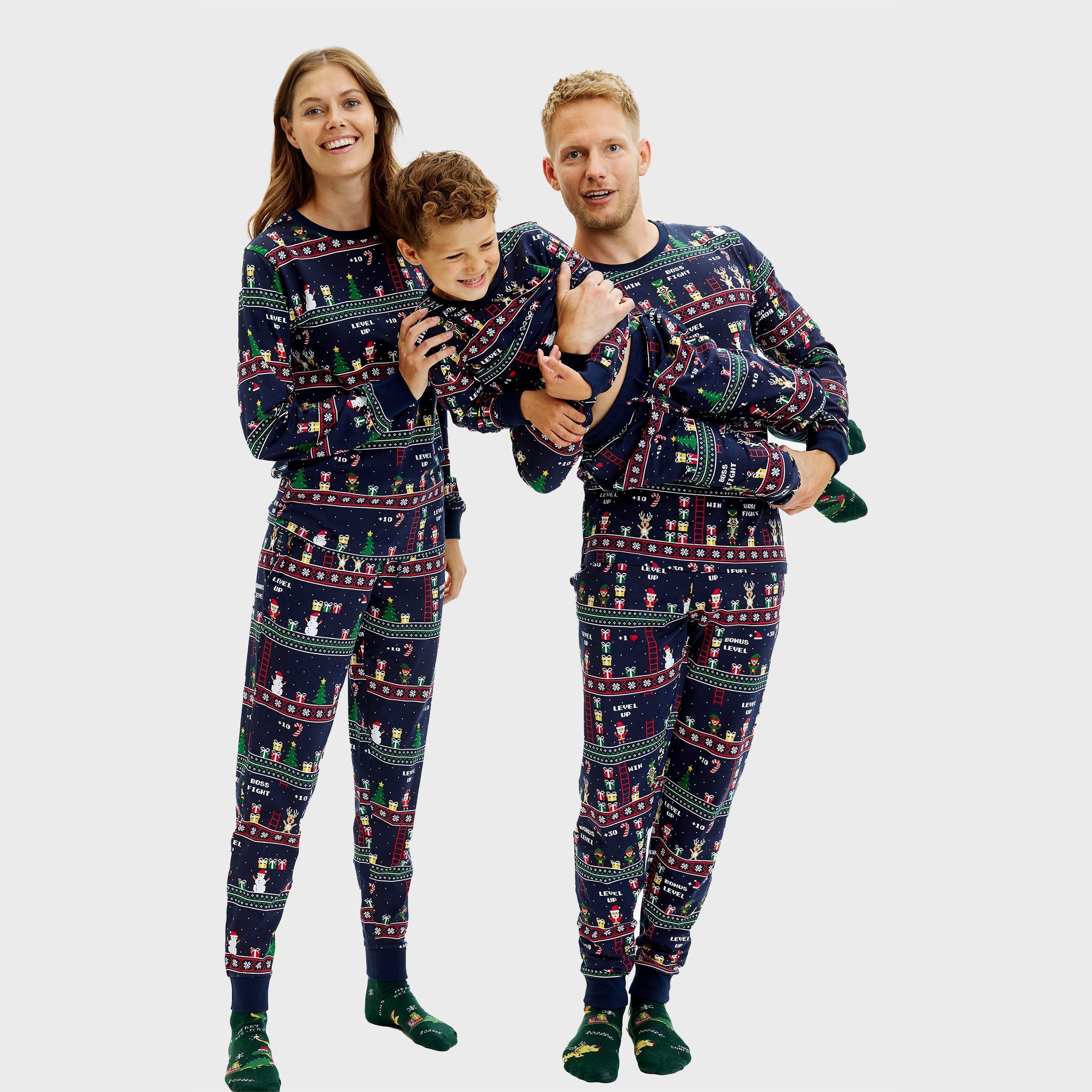 Weihnachtspyjama Set für Damen, Herren und Kinder mit vintage Gaming-Motiv und Weihnachtsmustern.