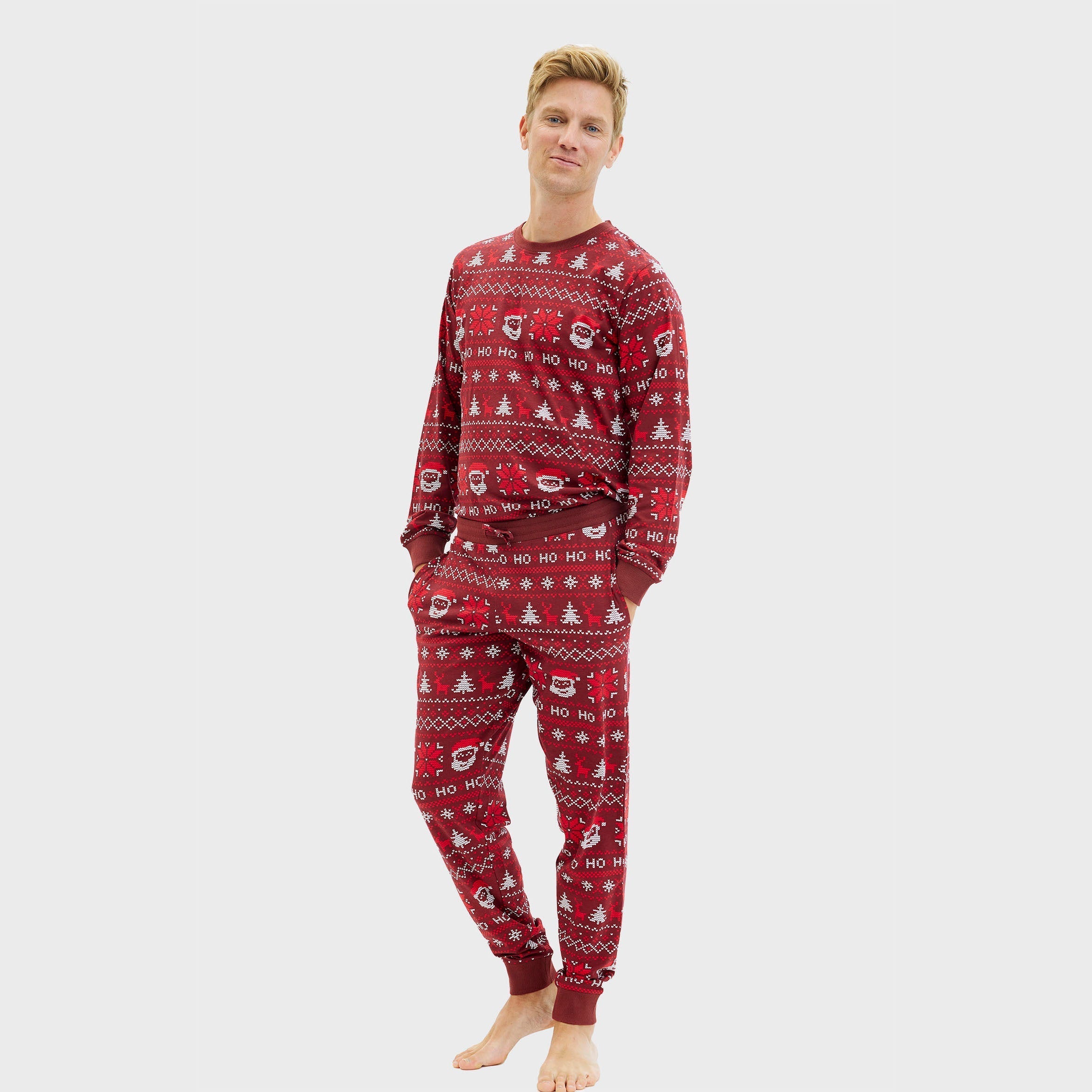 Roter Weihnachtspyjama Herren mit Weihnachtsmuster, nachhaltiger Stoff, bequem geschnitten.