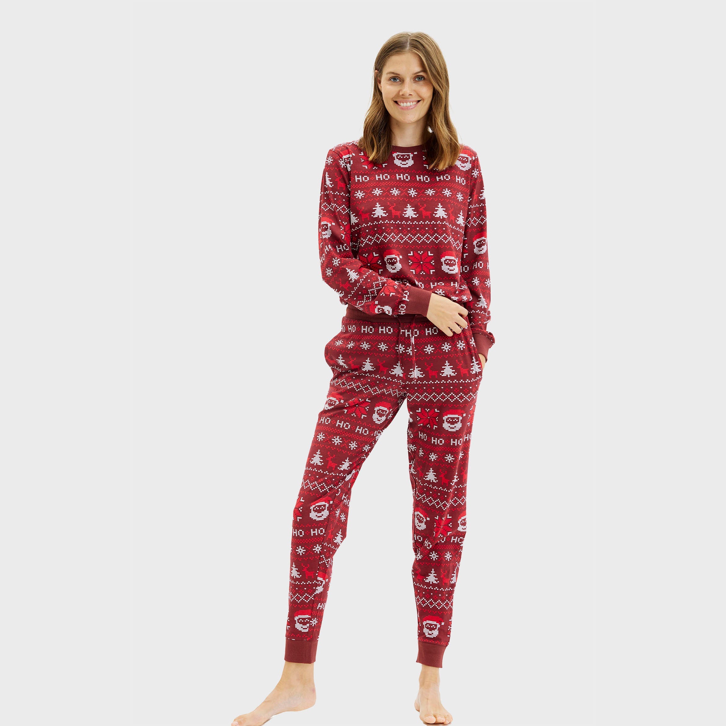 Roter Weihnachtspyjama Damen mit Rentier- und Weihnachtsmuster, langärmelig und langbeinig.