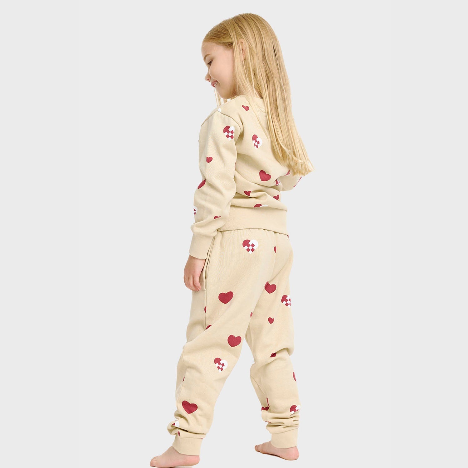 Beiges Kinder-Weihnachtspyjama aus Bio-Baumwolle mit roten Herzen und Weihnachtsmotiven, Sweatset für 1-2 Jahre.