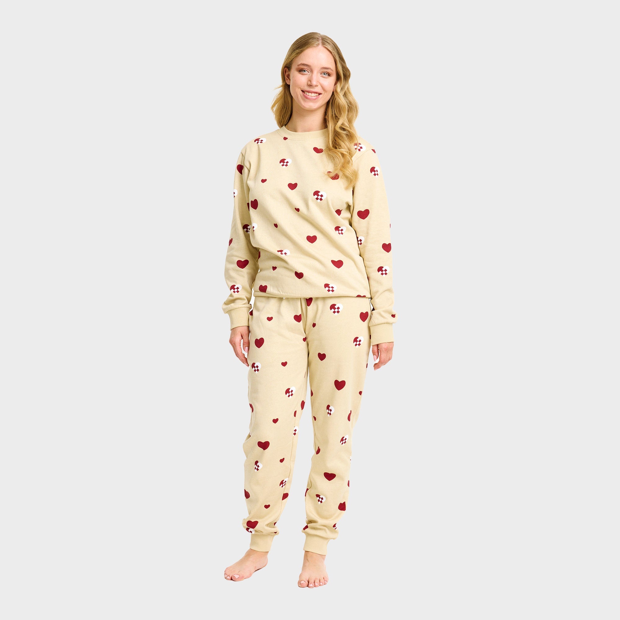 Beiges Juleherz Sweatset Damen mit roten Herzmotiven, weihnachtspyjama damen aus Bio-Baumwolle.