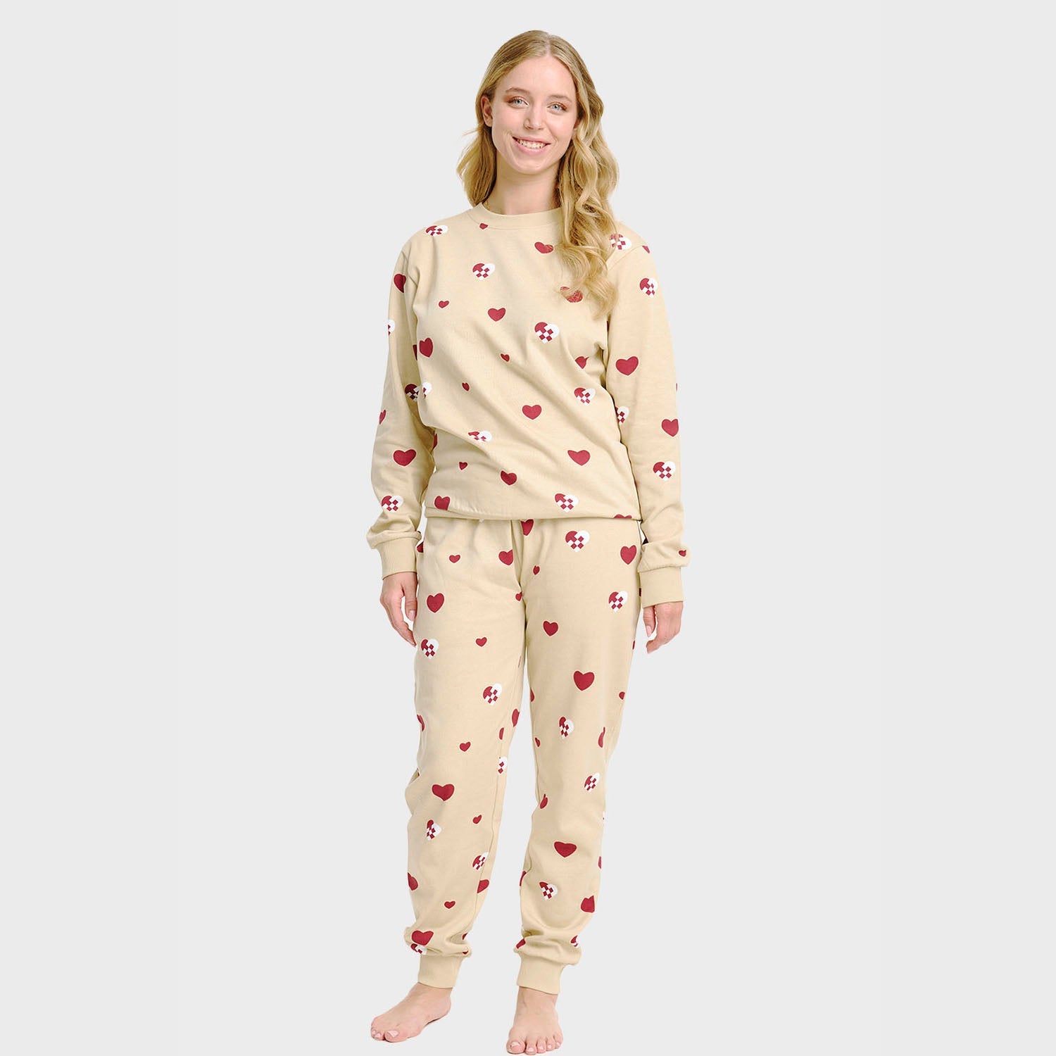 Beiges Juleherz Sweatset Damen mit roten Herzmotiven, weihnachtspyjama damen aus Bio-Baumwolle.