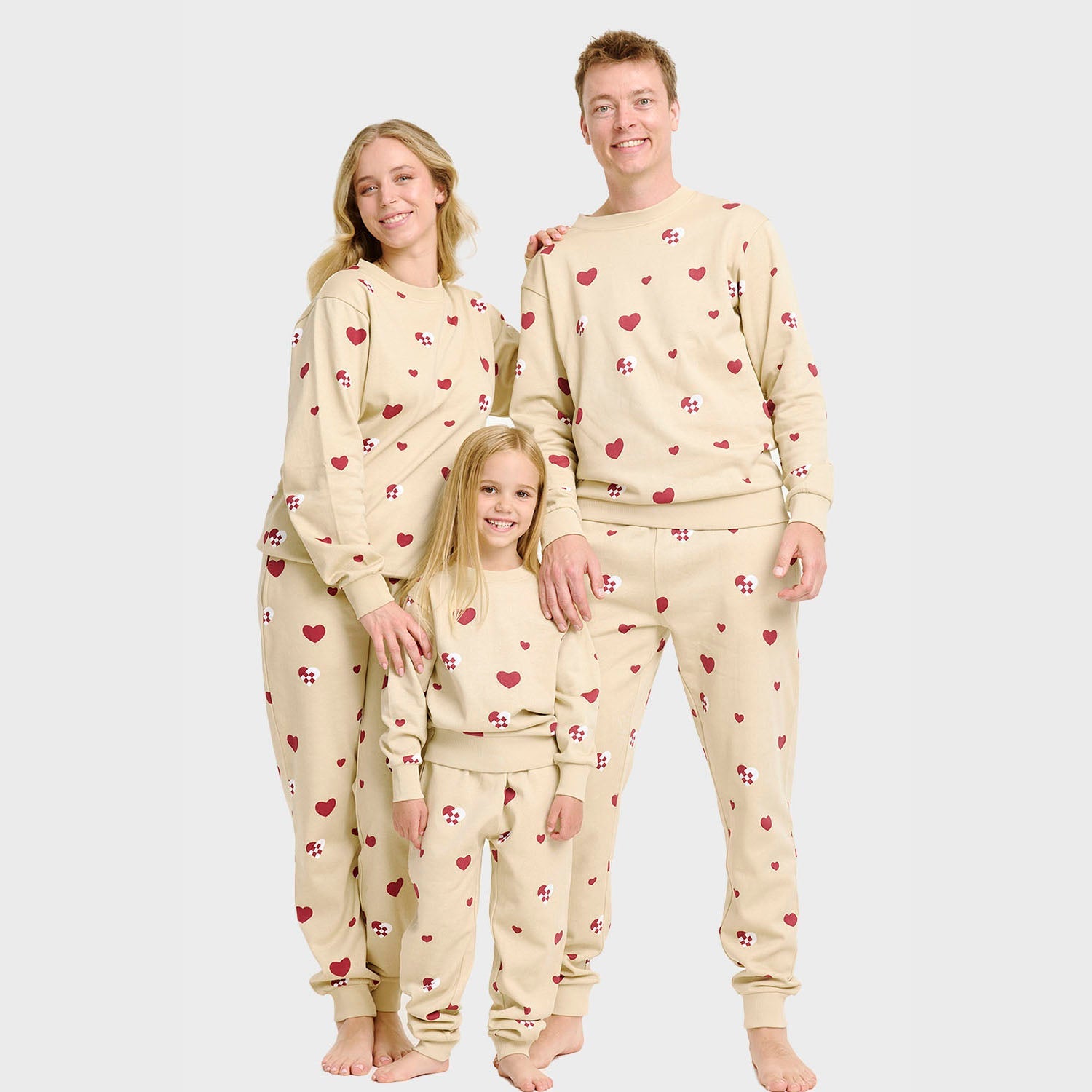 Beiges Weihnachtspyjama-Set für Damen, Herren und Kinder mit roten Herzen, langärmlig und aus Bio-Baumwolle,.