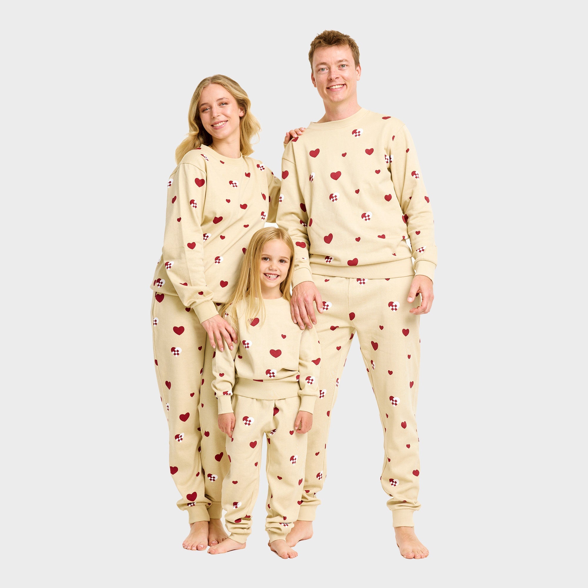 Beiges Weihnachtspyjama-Set für Damen, Herren und Kinder mit roten Herzen, langärmlig und aus Bio-Baumwolle,.