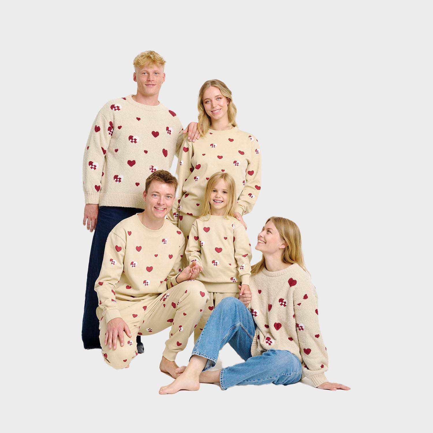 Set aus beigem Weihnachtspyjama mit roten Herzmustern für Herren und Damen, langärmlig und gemütlich.