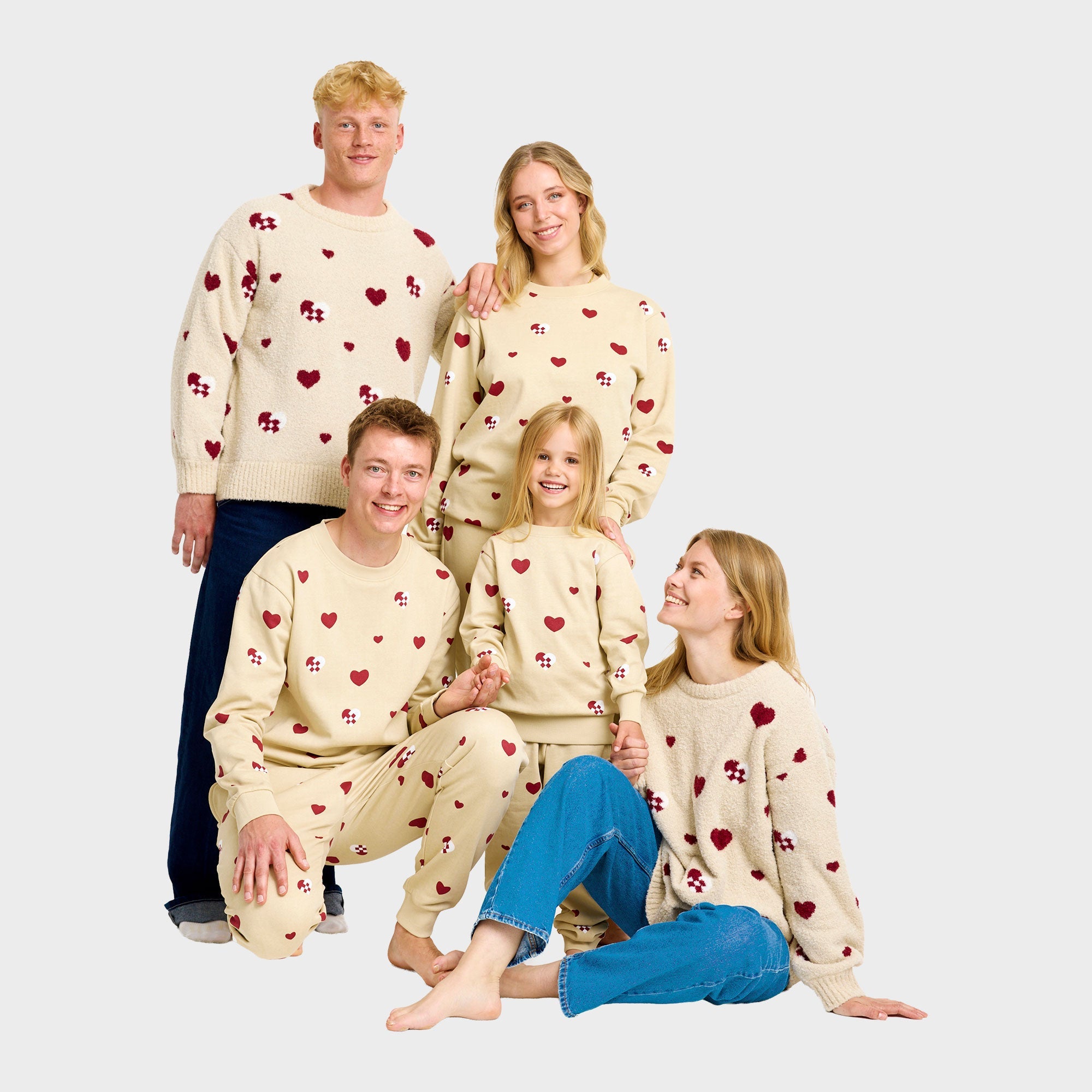 Set aus beigem Weihnachtspyjama mit roten Herzmustern für Herren und Damen, langärmlig und gemütlich.