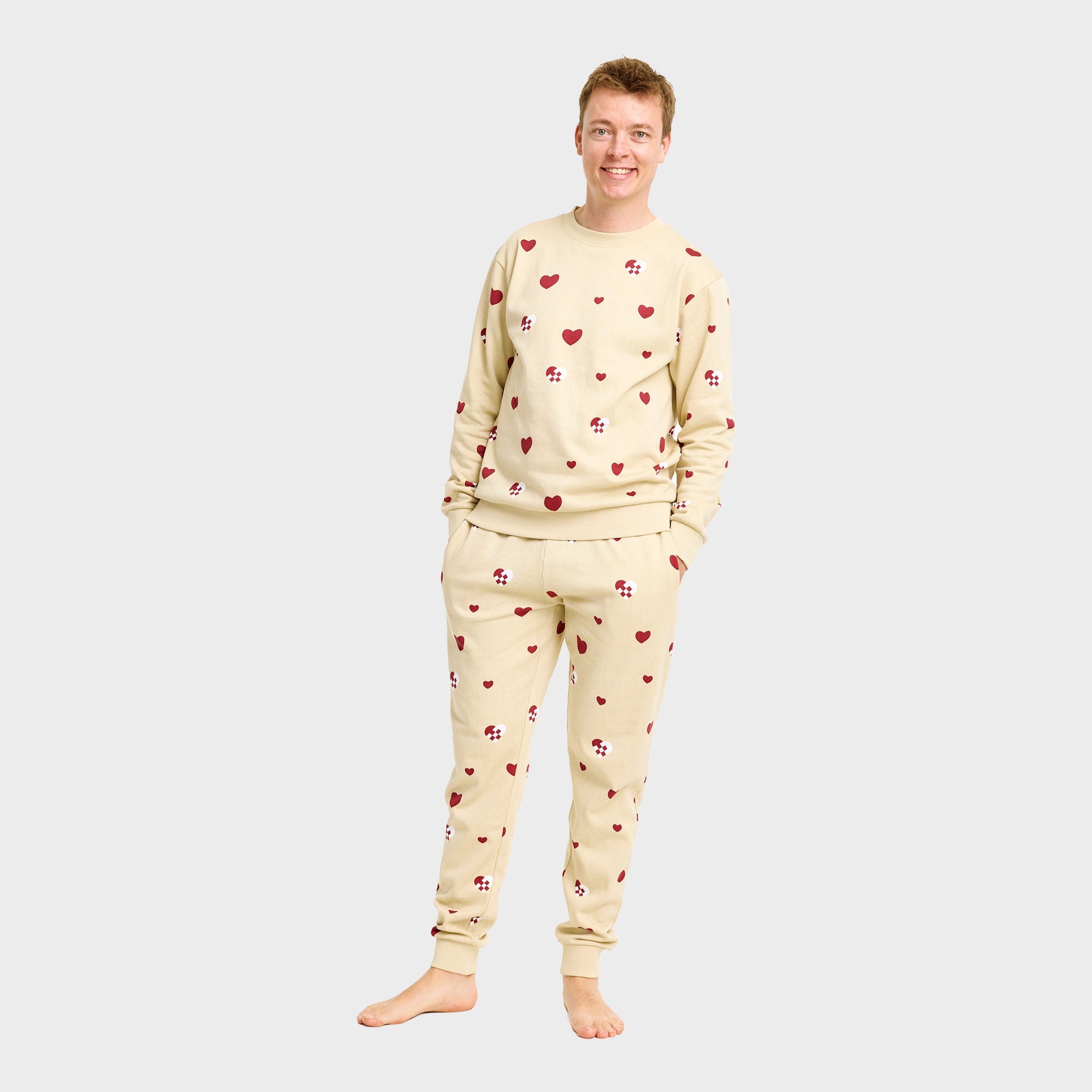 Beiges weihnachtspyjama herren mit roten Herzmotiven, langärmlig, aus weichem Baumwoll-Sweatset.