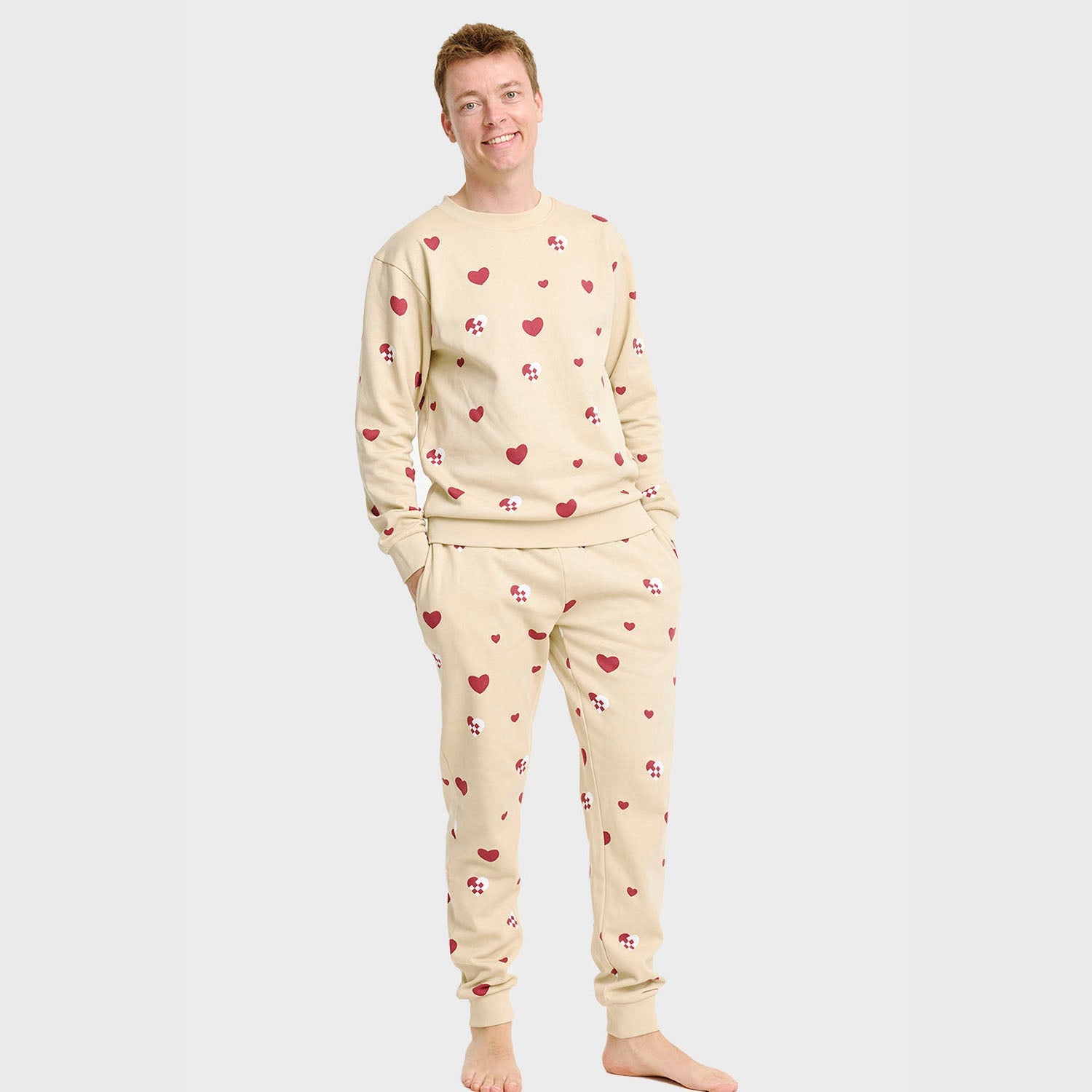 Beiges weihnachtspullover herren Sweatset mit roten Herzmotiven, weihnachtspyjama herren aus Bio-Baumwolle.