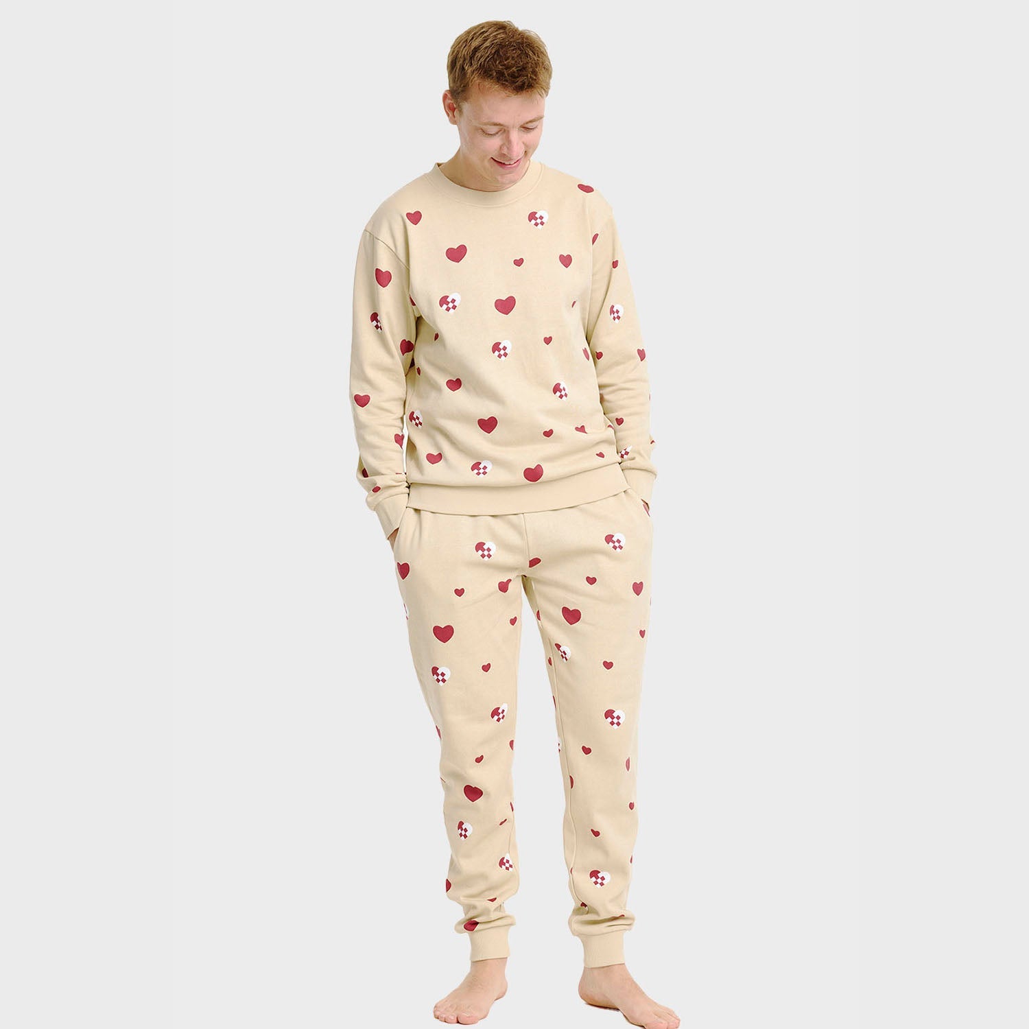 Beiger Weihnachtspyjama Herren mit roten Herzmotiven, nachhaltiger Juleherz Sweatset, kuscheliger weihnachtspullover herren.
