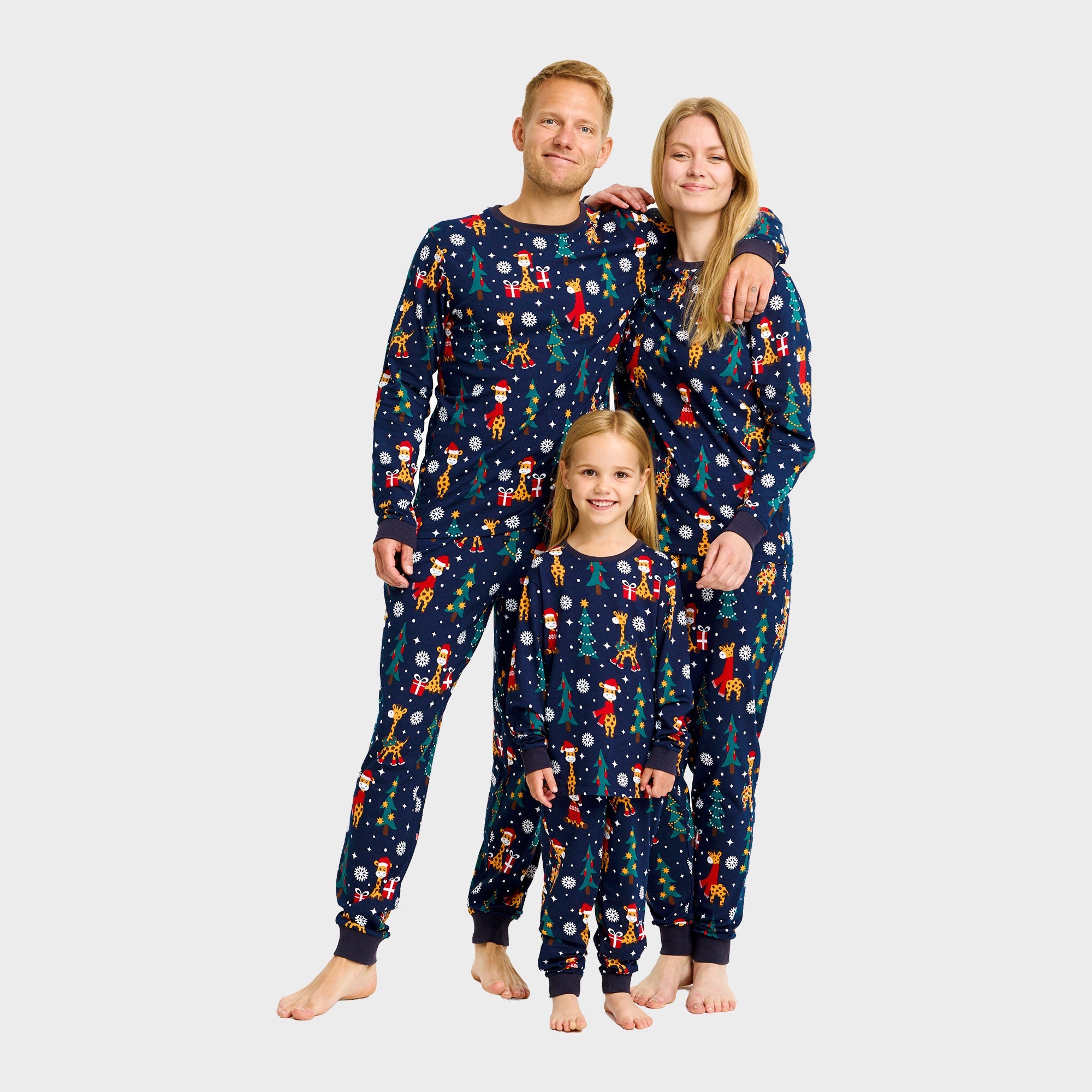 Dunkelblauer Weihnachtspyjama Damen, Herren und Kinder mit buntem Giraffen-Weihnachtspullover-Muster.