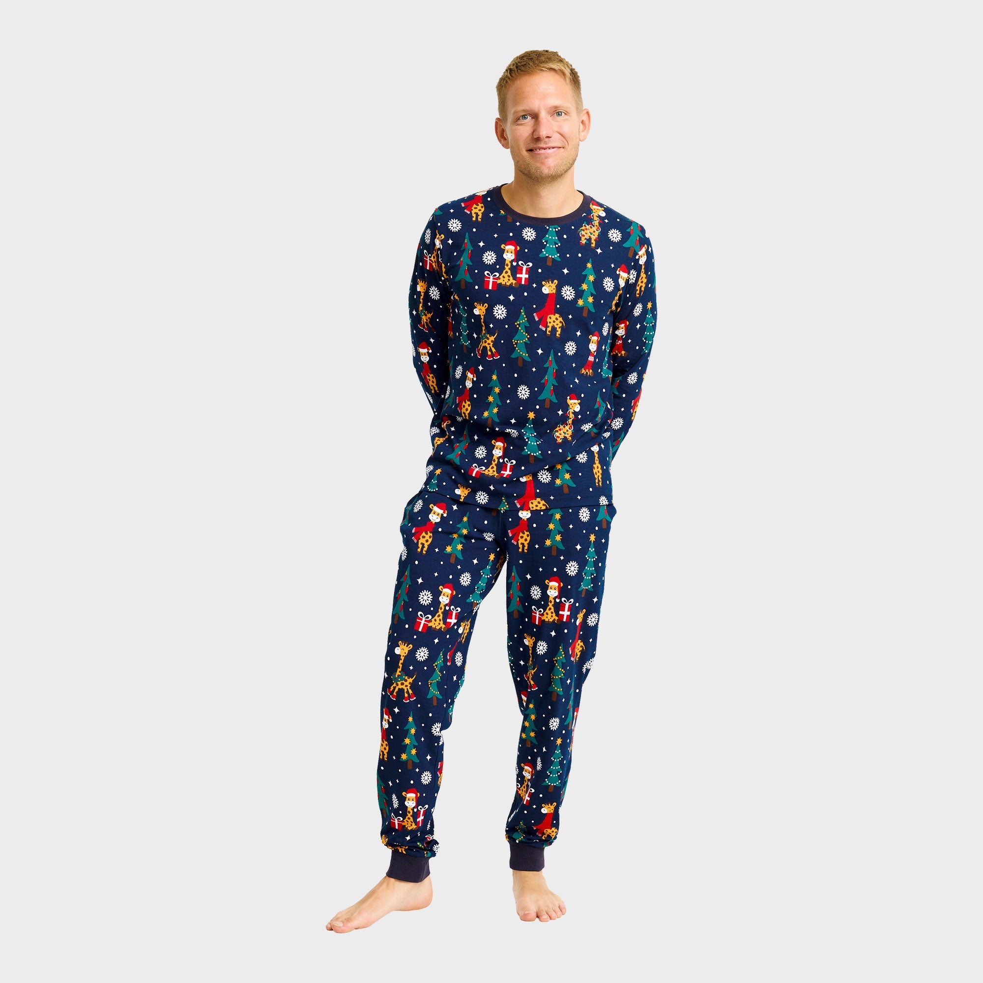 Weihnachtspyjama Herren mit buntem Giraffenmuster auf dunklem Grund, nachhaltig aus Bio-Baumwolle.