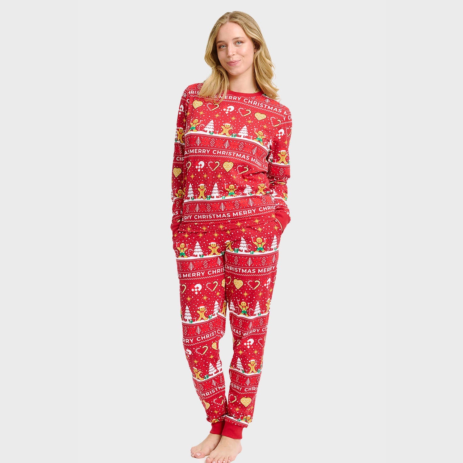 Roter Weihnachtskeks Julepyjama Damen mit weihnachtlichen Motiven, weihnachtspyjama damen, weihnachtspullover damen.