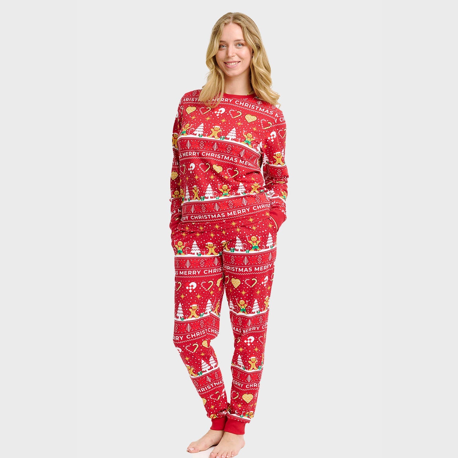 Roter Weihnachtspyjama Damen aus weichem Bio-Baumwollstoff mit festlichem Keks-Muster und Bündchen.