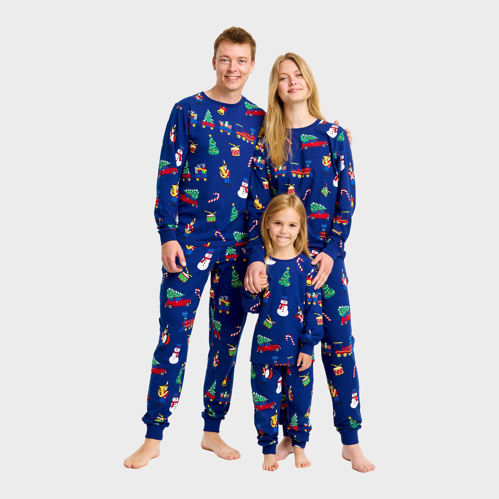 Blauer Weihnachtspyjama Herren mit bunten Weihnachtsmotiven, nachhaltige Baumwolle.