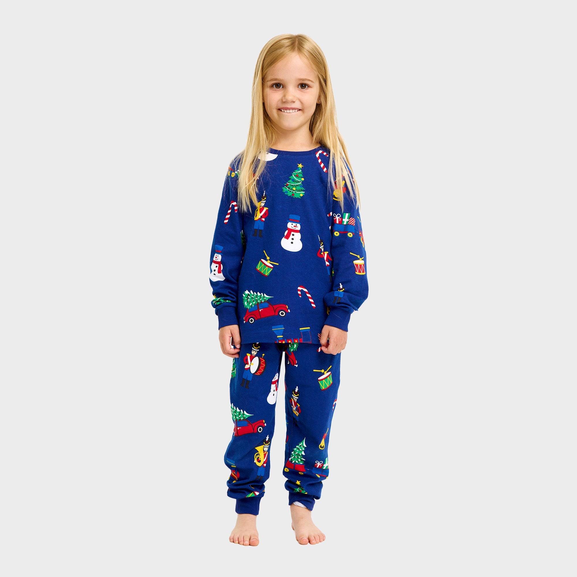 Kinder Weihnachtspyjama aus GOTS-Baumwolle mit Schneemann- und Weihnachtsmotiv in Blau.