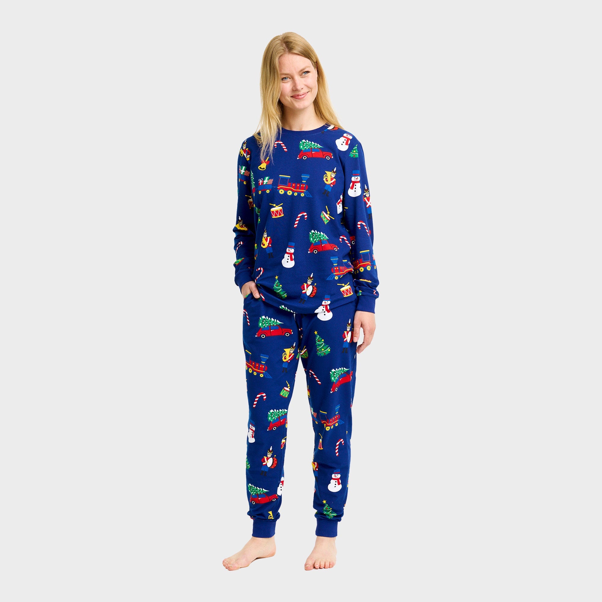 Damen Weihnachtspyjama aus blauem Stoff mit buntem weihnachtlichem Muster, weihnachtspullover damen passend.