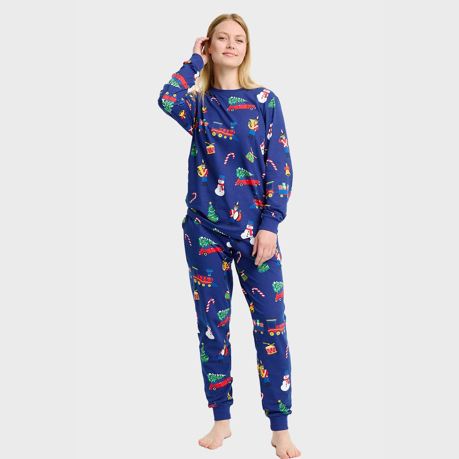 Damen Weihnachtspyjama in Blau mit Weihnachtsmotiven, weihnachtspullover damen und weihnachtspyjama damen.