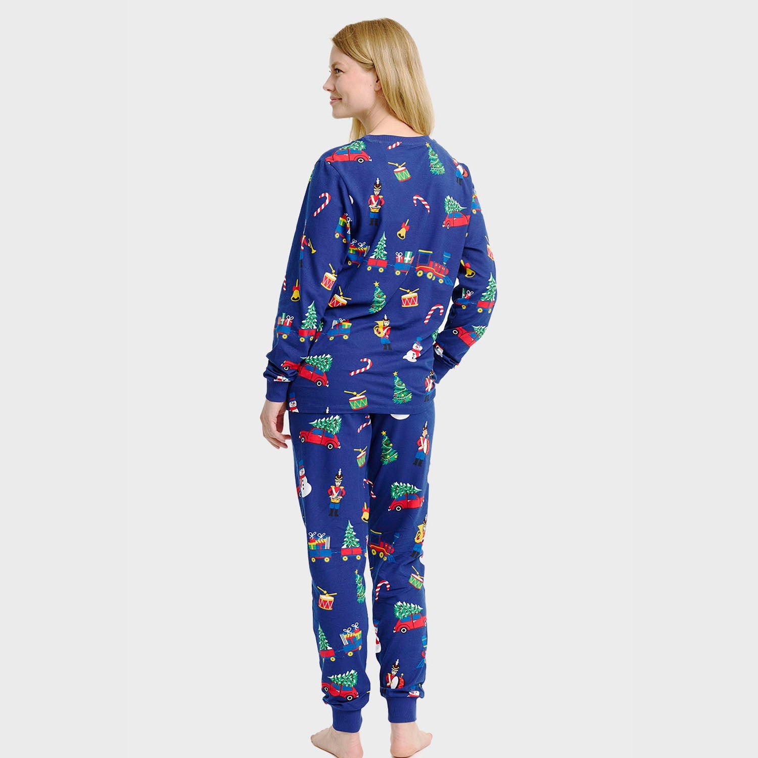 Damen Weihnachtspyjama aus blauem Stoff mit buntem Weihnachtsmuster, langärmlig und langbeinige Hose.