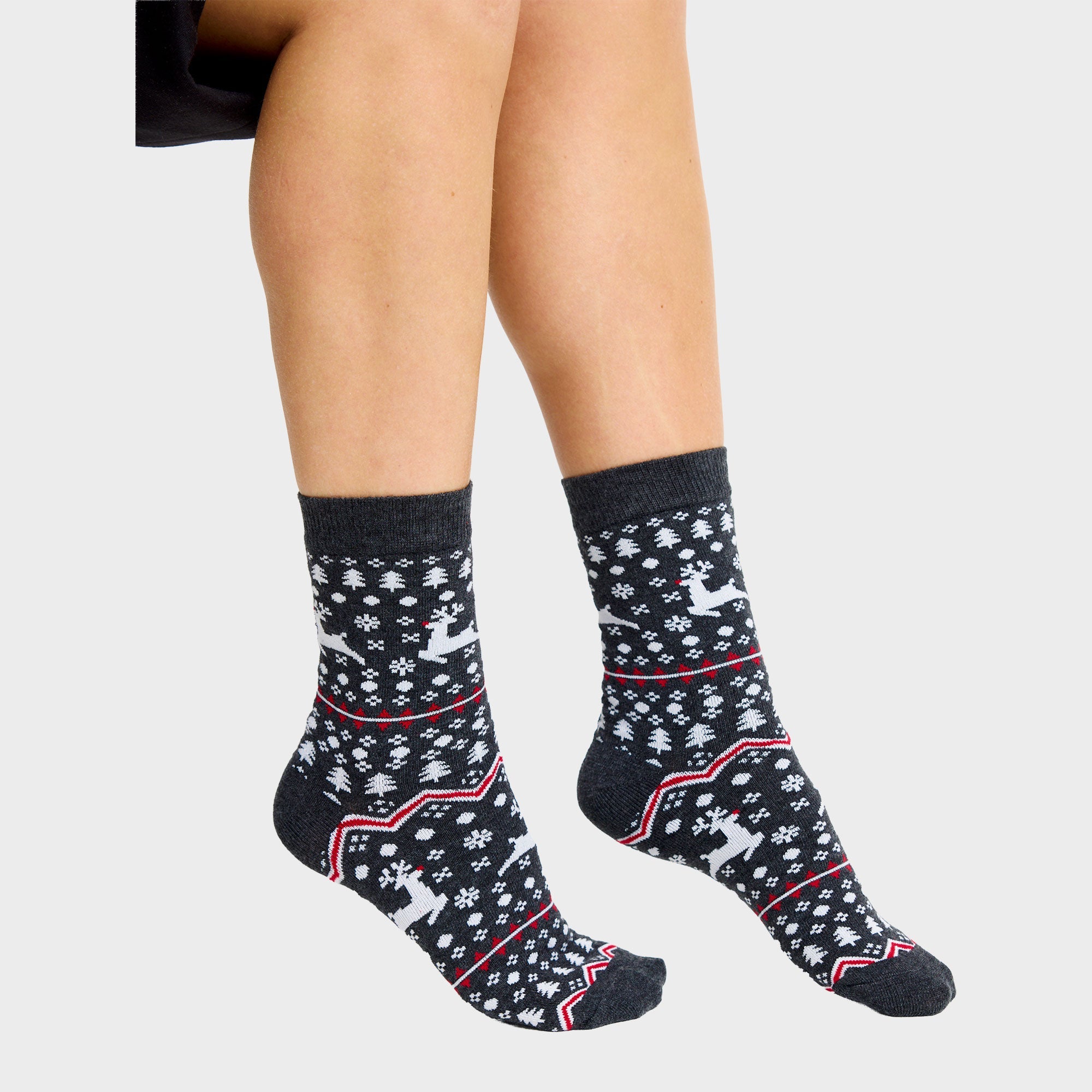 Schwarze Weihnachtssocken mit einem Muster darauf.