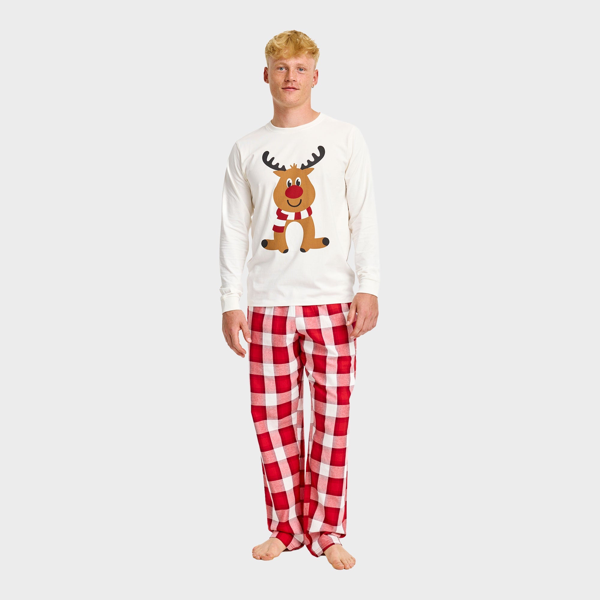 Weihnachtspyjama Herren mit rotem Karohose und weißem Weihnachtspullover mit Rentiermotiv.