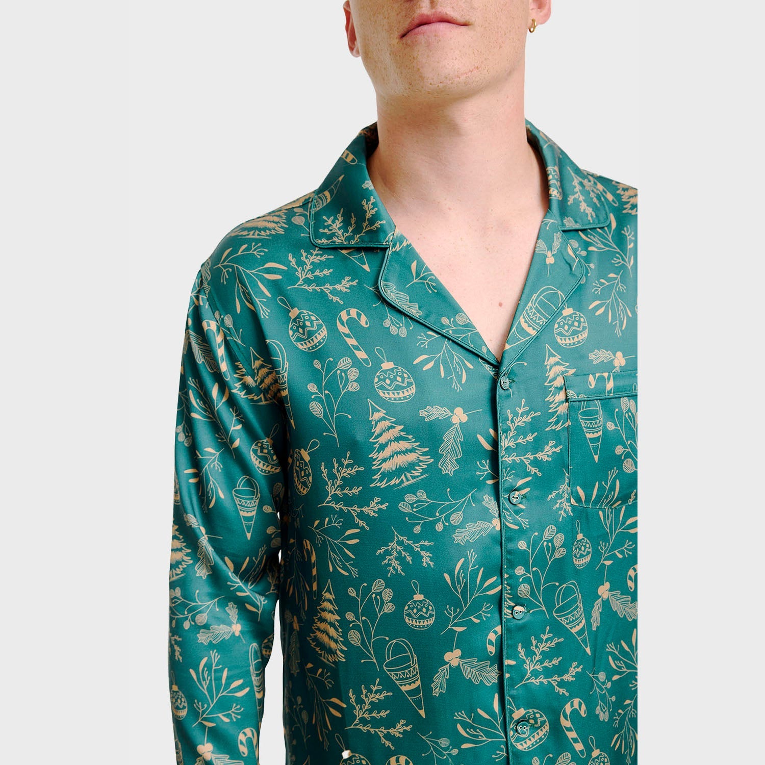 Grüner Satin-Weihnachtspyjama Herren mit goldfarbenem Tannenzweig- und Weihnachtsmuster, klassischer Kragen, langärmlig.