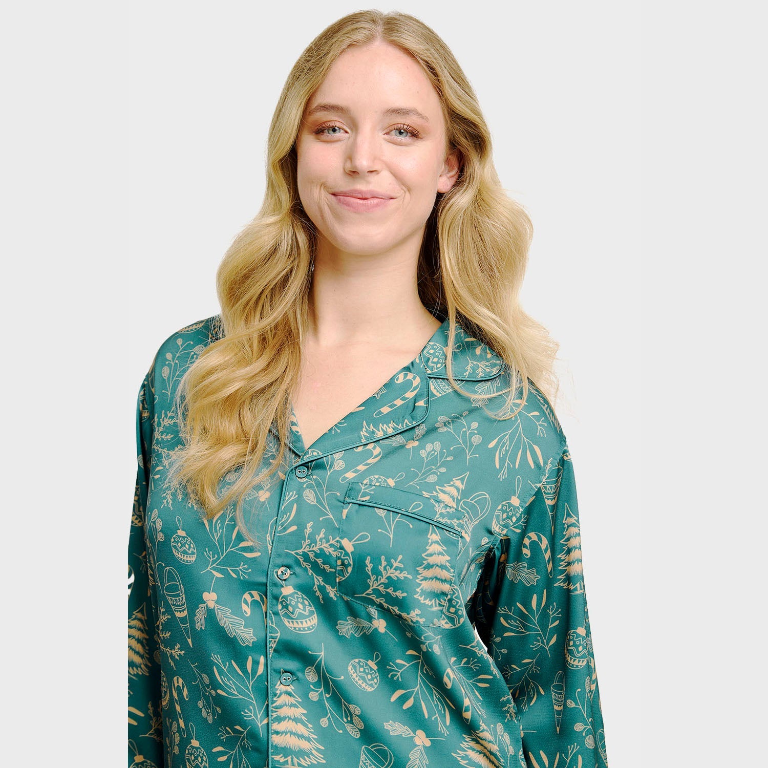 Damen Satin-Weihnachtspyjama in Tannengrün mit goldfarbenem Weihnachtsmuster, langärmlig, V-Ausschnitt.