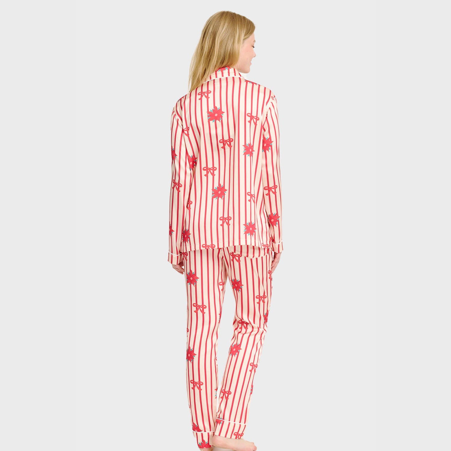 Rückansicht weihnachtspyjama damen aus rotem und weißem Satin mit Rentier- und Streifenmuster.