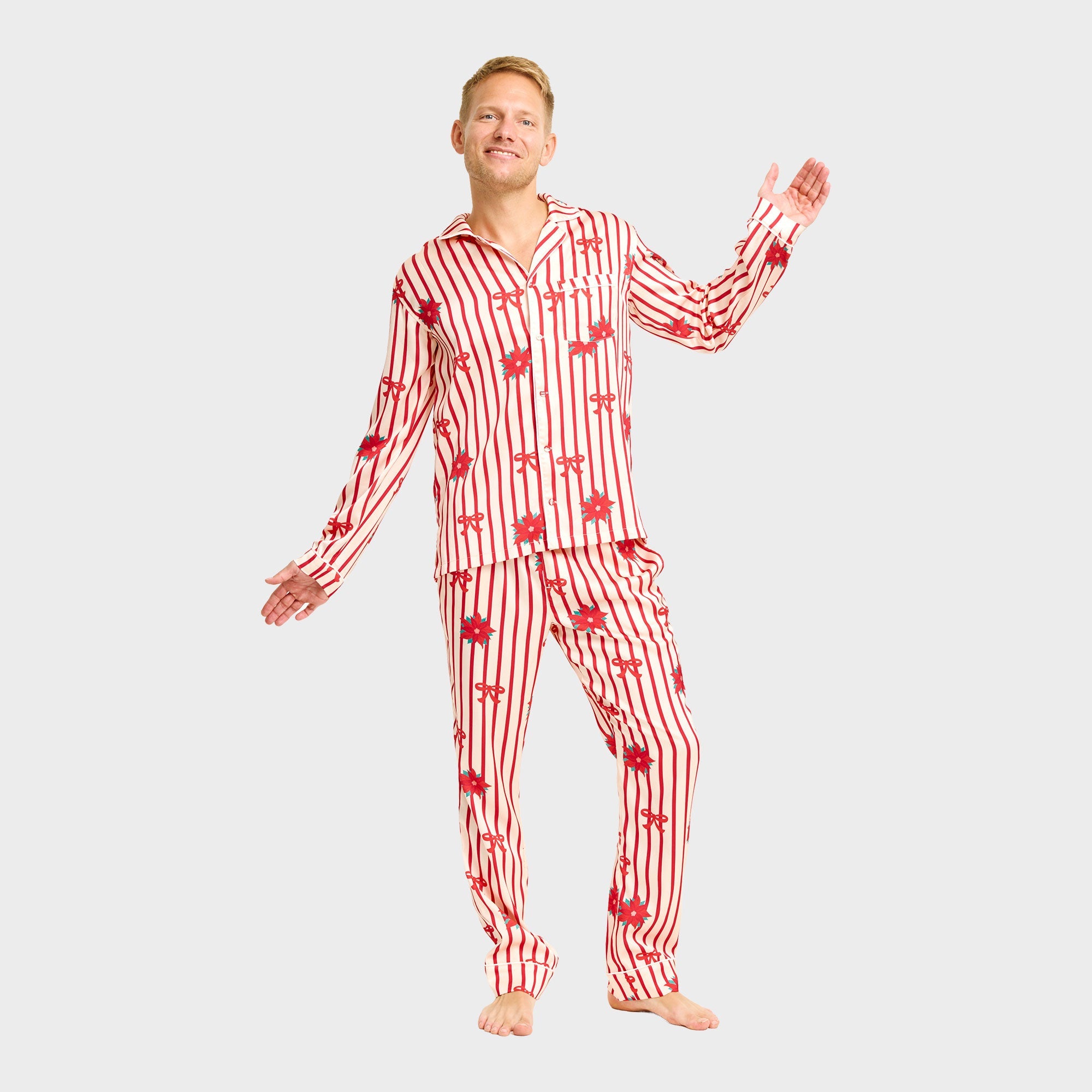 Roter und weißer gestreifter Satin-Weihnachtspyjama Herren mit Rentiermotiv.