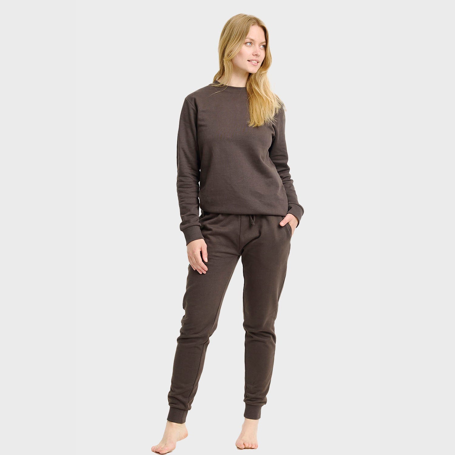 Damen Sweatset braun aus Biobaumwolle, weicher weihnachtspyjama damen mit langem Arm und Bündchen.