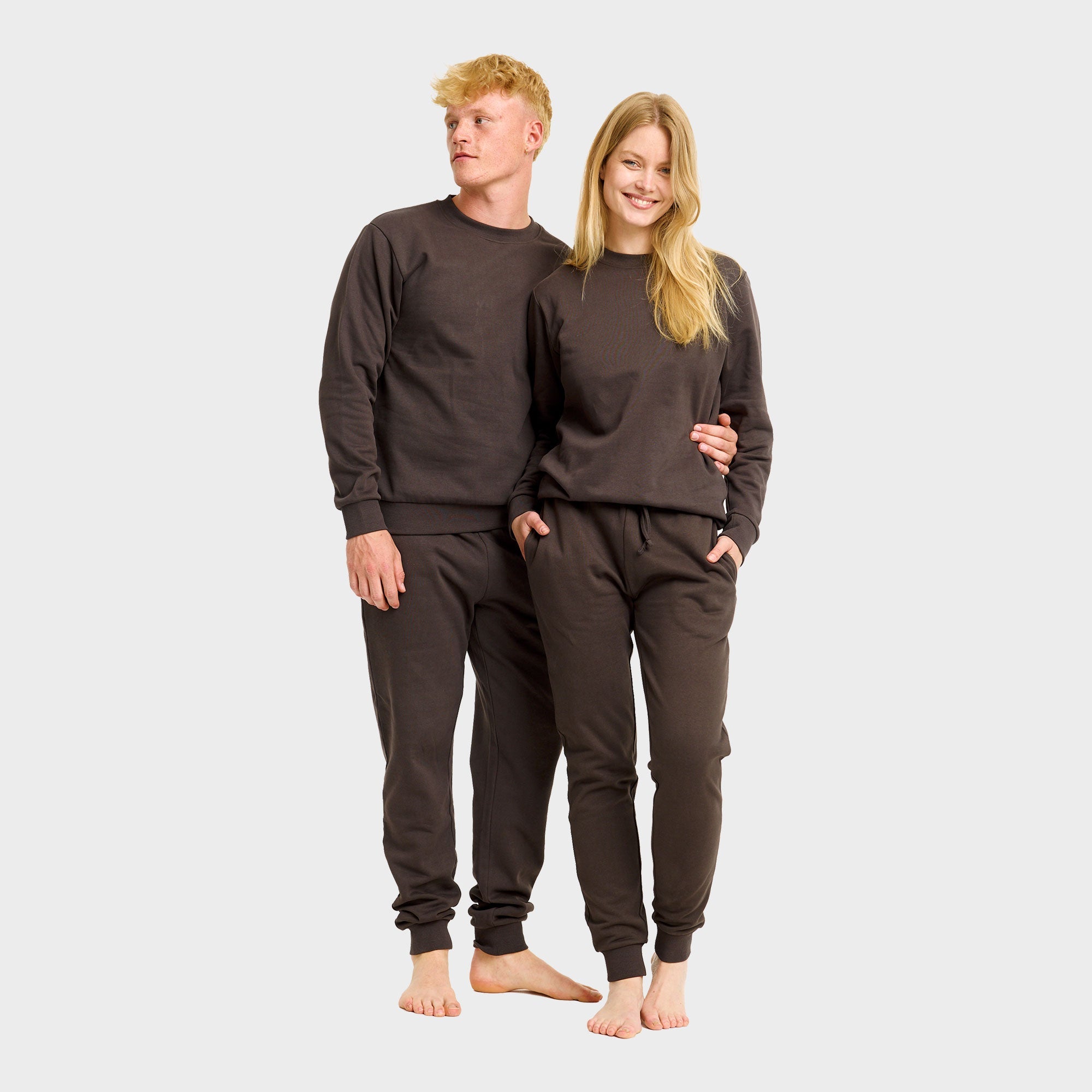 Braunes Sweatset aus Bio-Baumwolle, weihnachtspyjama herren und damen, lässiger Schnitt, nachhaltig.