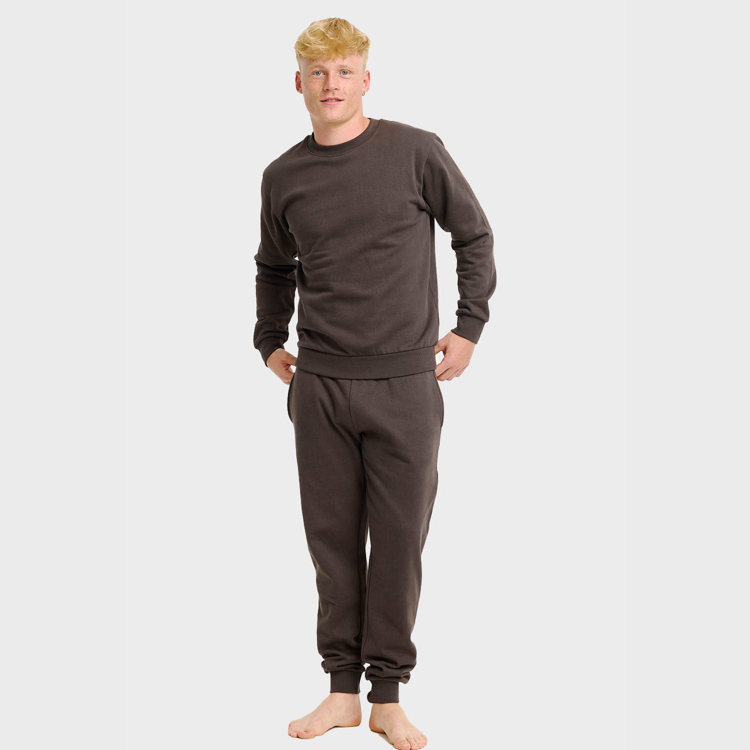 Braunes weihnachtspyjama herren Sweatset aus GOTS-Baumwolle mit Rundhalsausschnitt und elastischen Bündchen.