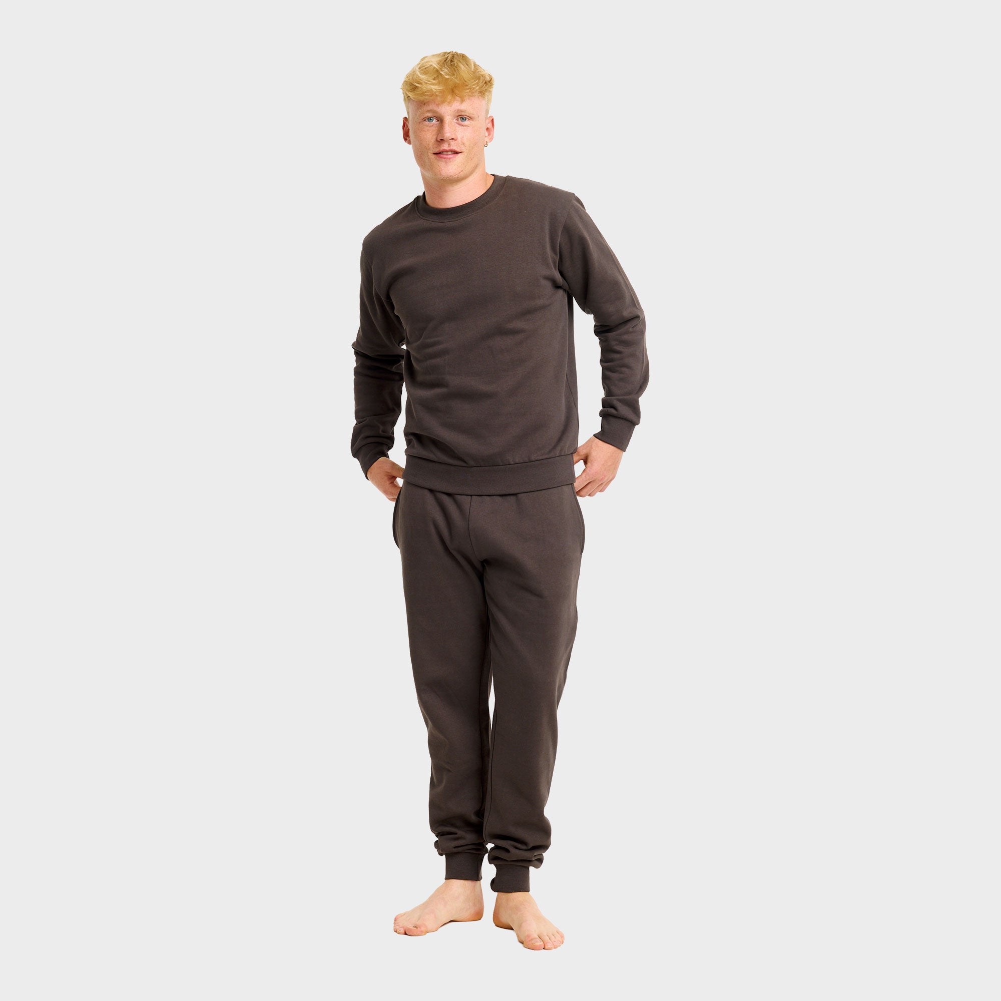 Braunes weihnachtspyjama herren Sweatset aus GOTS-Baumwolle mit Rundhalsausschnitt und elastischen Bündchen.