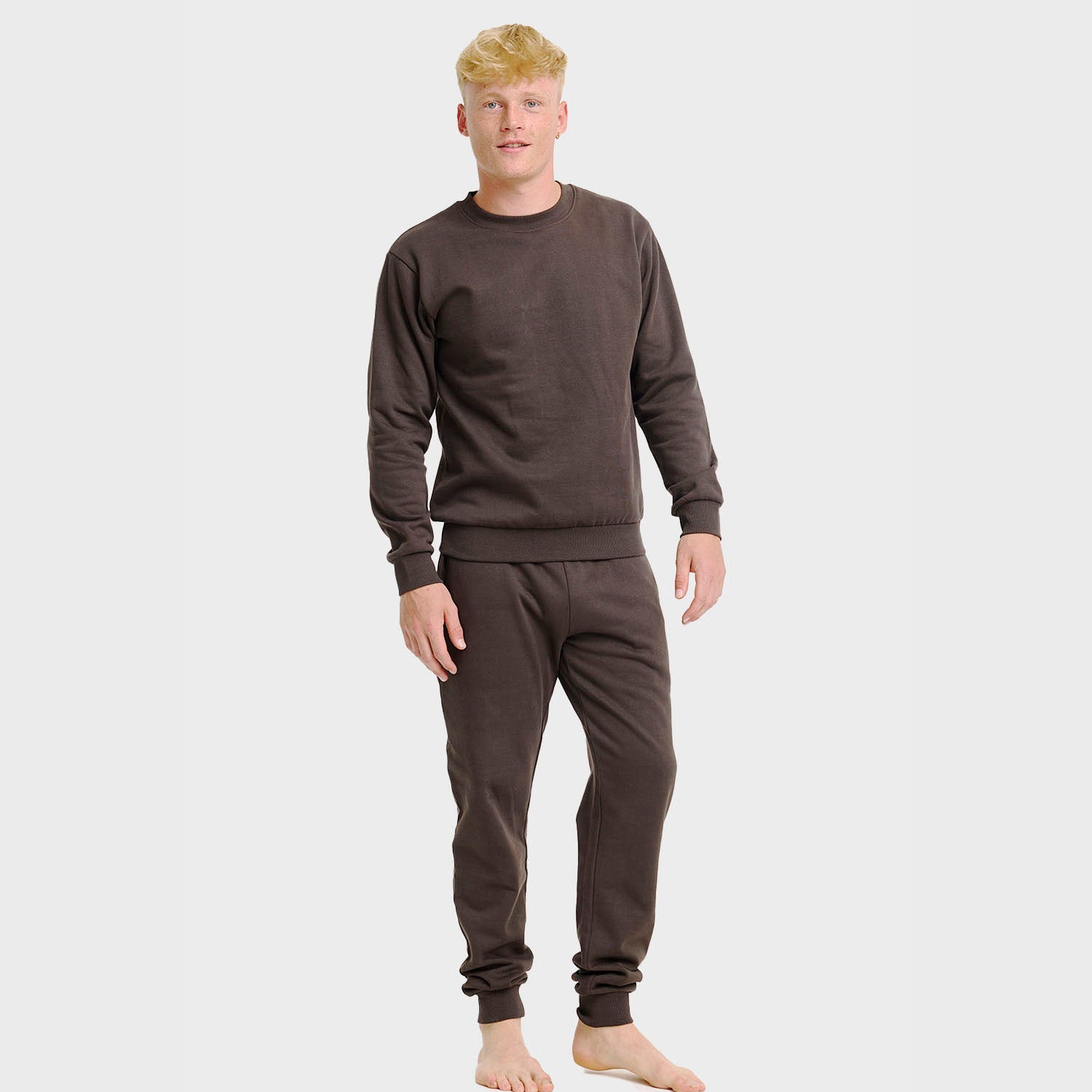 Braunes Sweatset für Herren aus Bio-Baumwolle, bequemer Weihnachtspyjama Herrenschnitt.