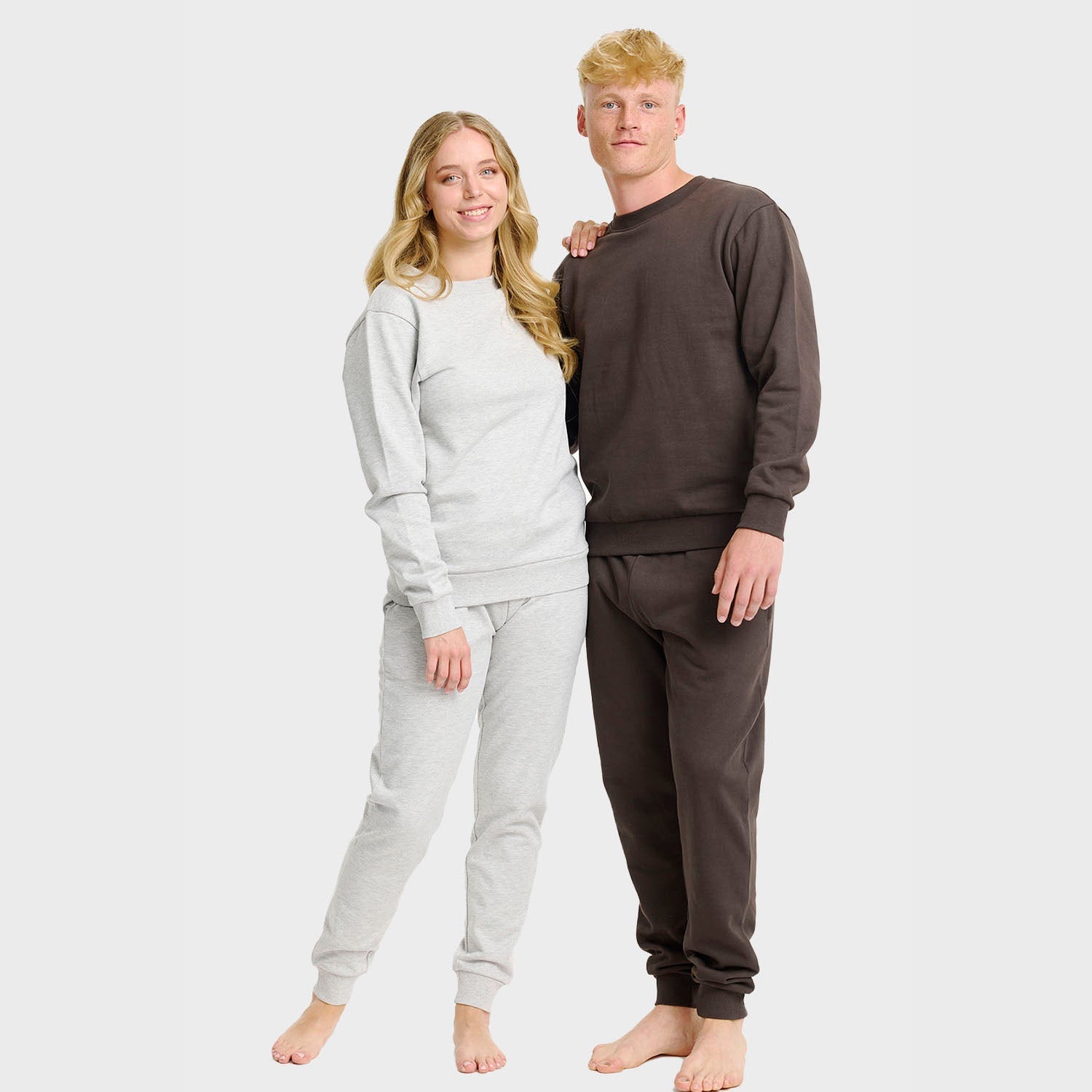 Graues Sweatset Damen weihnachtspyjama damen nachhaltiger Stoff braunes Sweatset Herren weihnachtspyjama herren gemütlich.