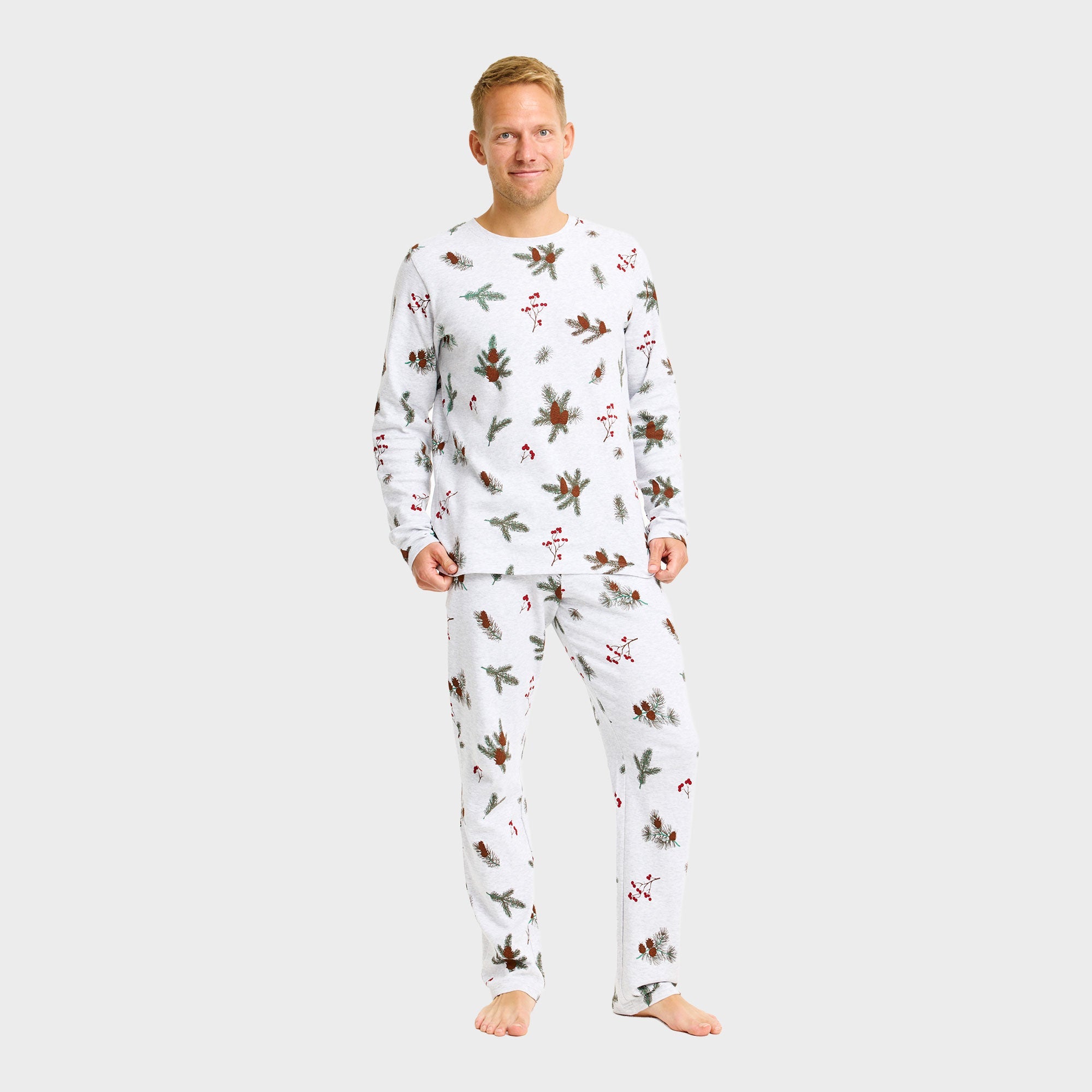 Weißer weihnachtspyjama herren mit rot-grünem Rentier- und Sternenmuster, gerippte Baumwollqualität.