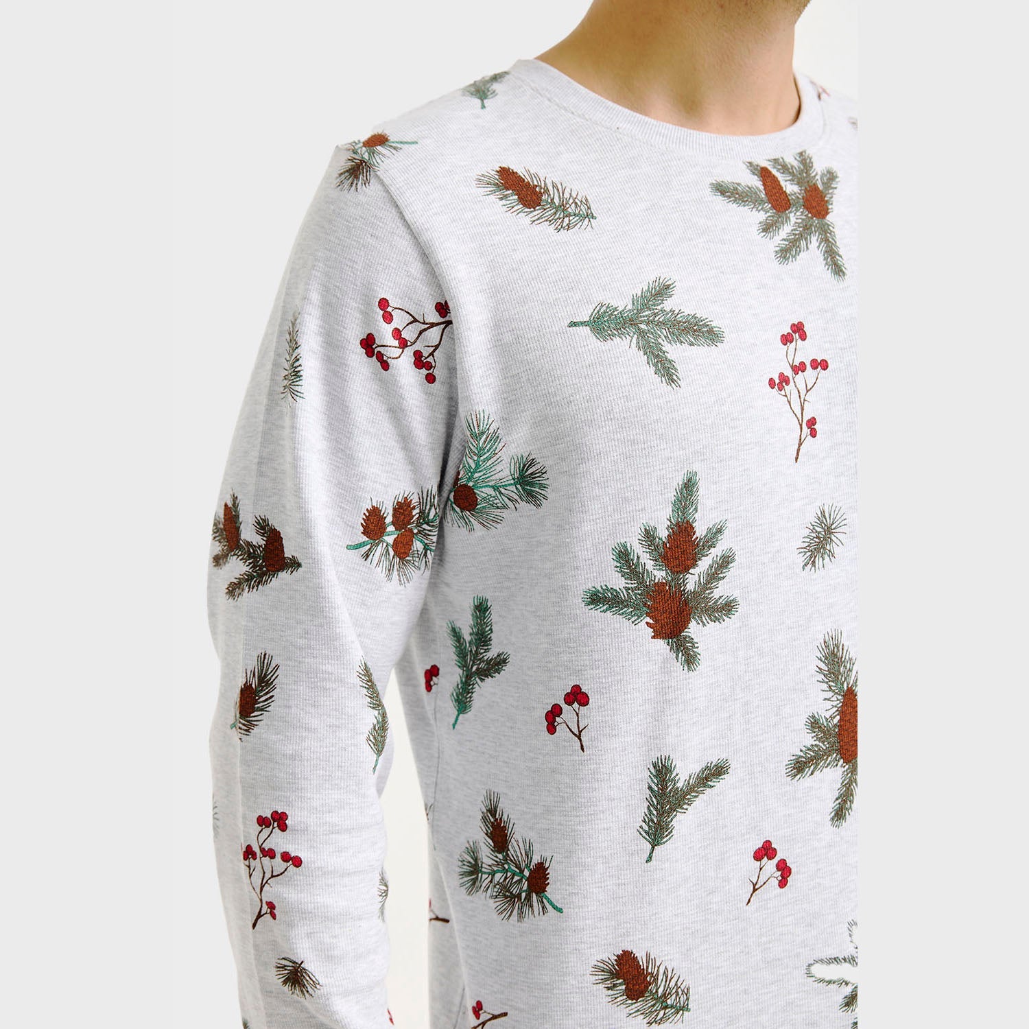 Weihnachtspullover Herren in Weiß mit Tannenzapfen- und Beerenmuster, nachhaltige Baumwolle.