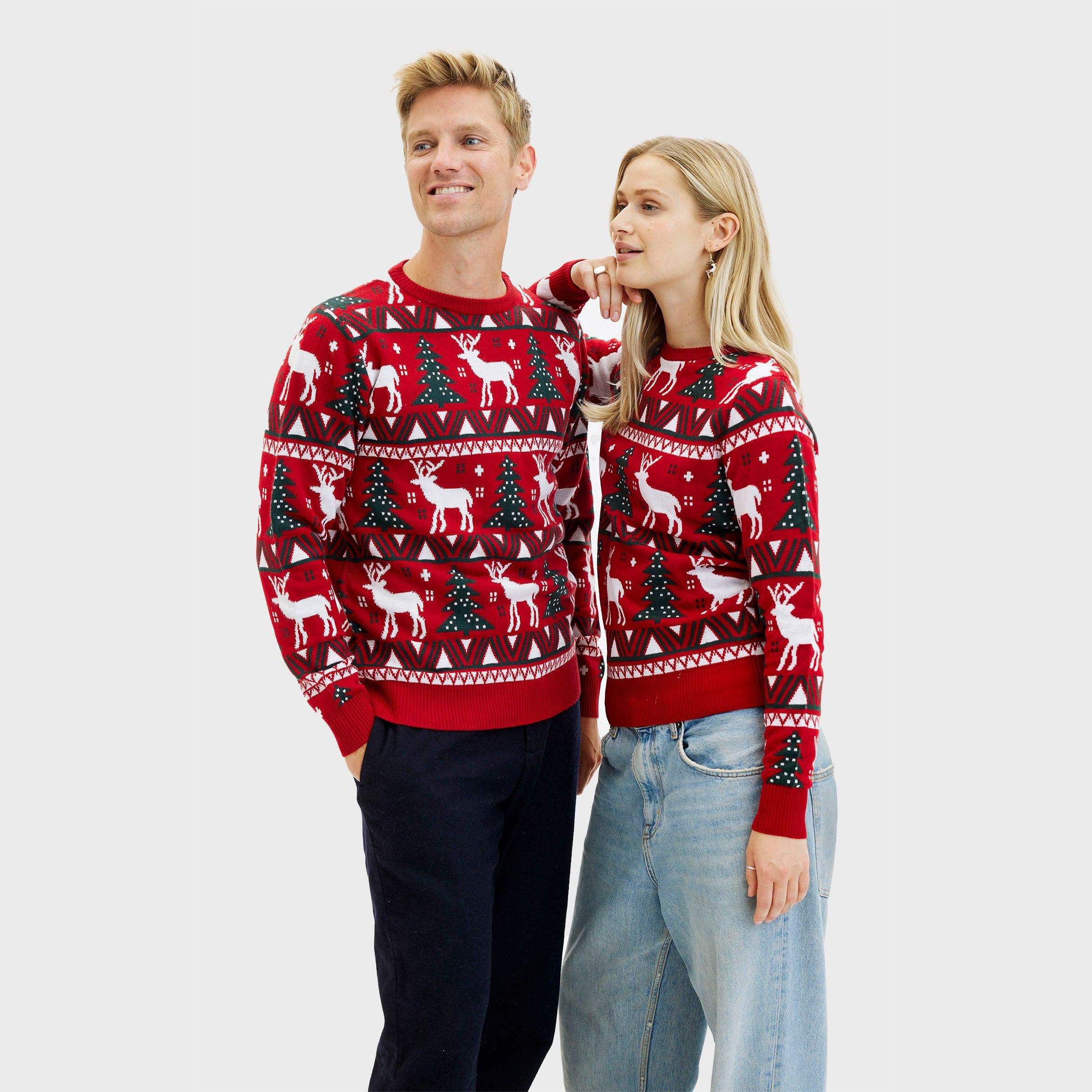 Roter Weihnachtspullover Herren mit Rentier- und Schneeflockenmuster, passend zu Weihnachtspyjama Damen und Herren.