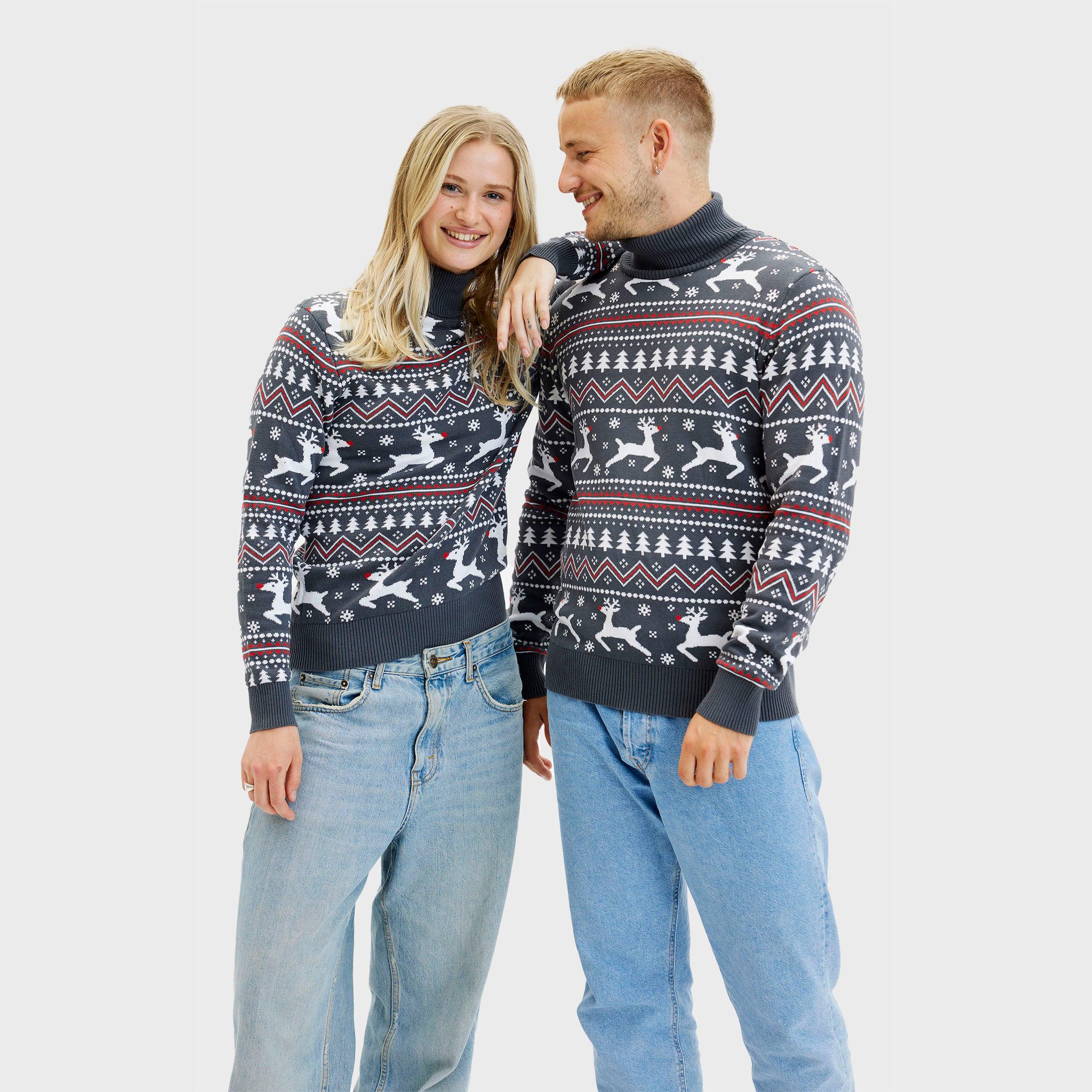 Grauer Weihnachtspullover Herren mit Rollkragen, Rentier- und Musterdesign, nachhaltige Bio-Baumwolle.