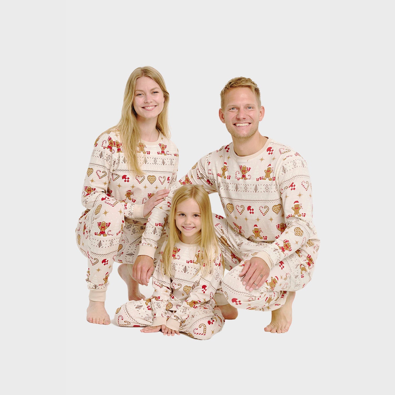 Beiger Weihnachtskeks Weihnachtspyjama Kinder mit roten und braunen Motiven, passende Sets für Damen und Herren.