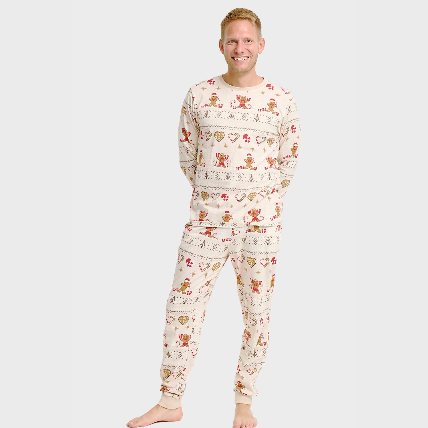 Beiger Weihnachtskeks Weihnachtspyjama Herren mit Rentier- und Herzmuster, nachhaltiger Stoff.