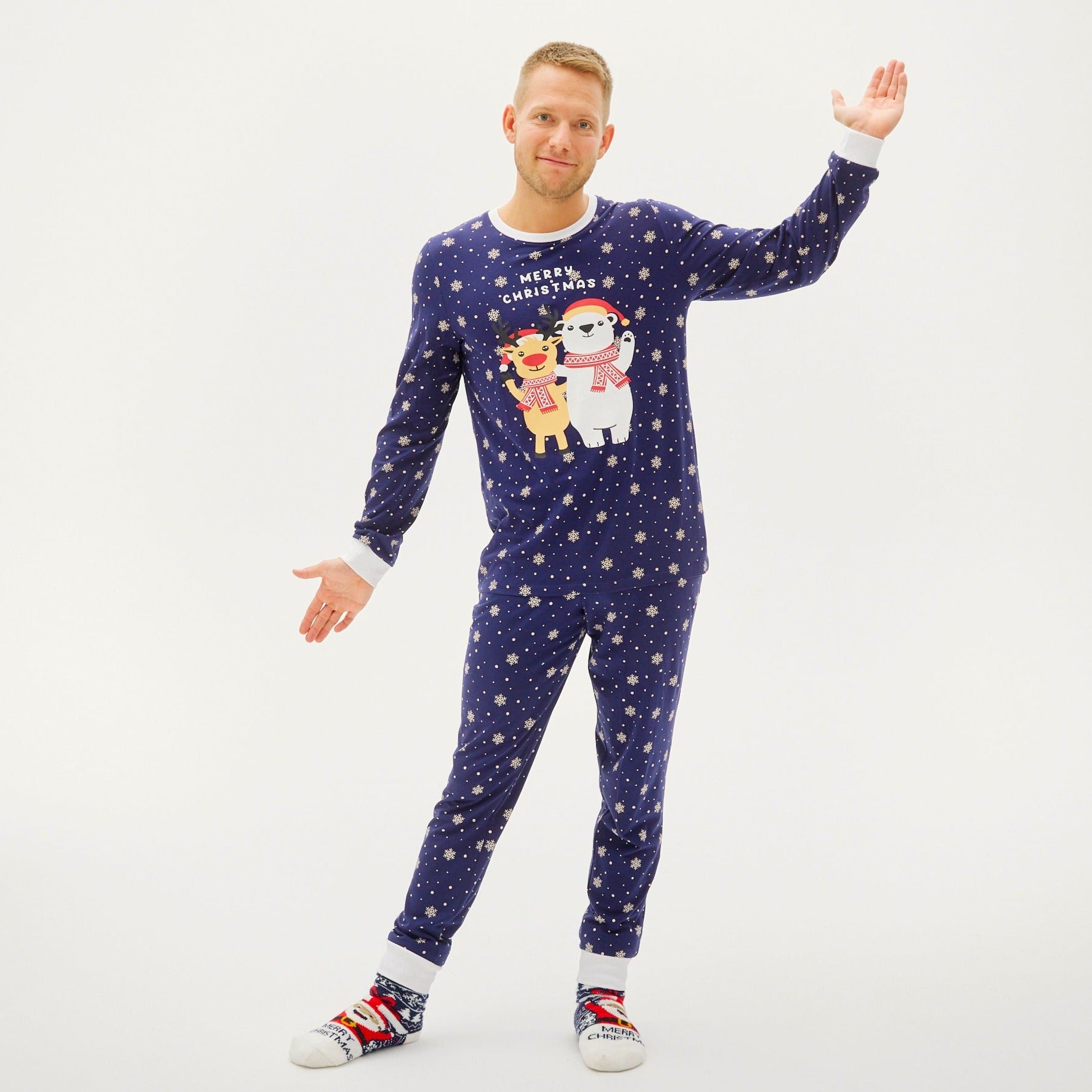 Weihnachtspyjama Herren in Dunkelblau mit Weihnachtsmann- und Teddymotiv, nachhaltiger Stretchstoff.