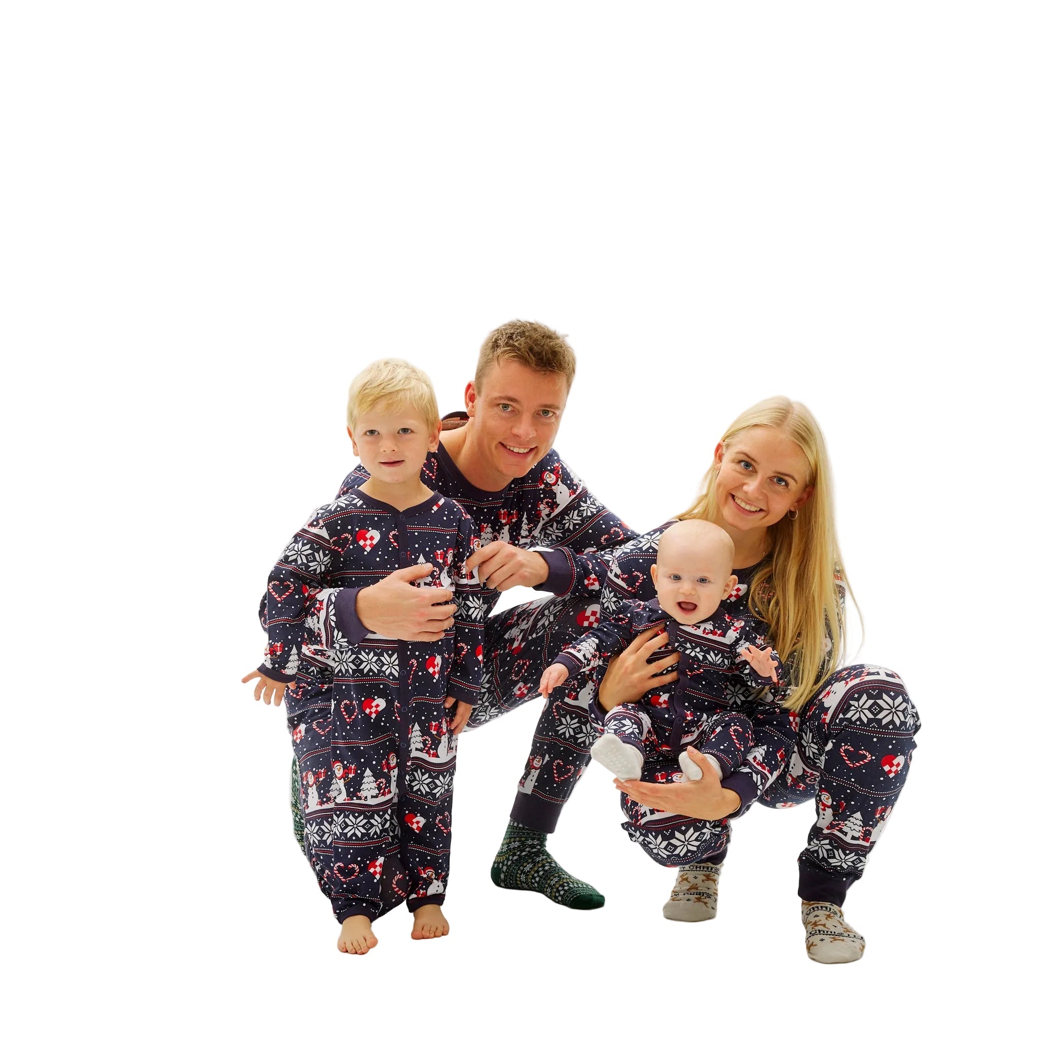 Drei Personen in passenden dunkelblauen Weihnachtspyjamas mit Herz- und Schneeflockenmuster, Baby, Mann und Frau lachend.
