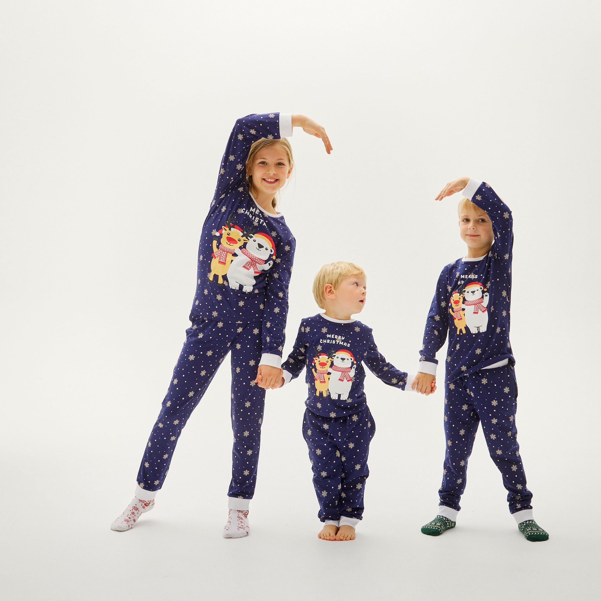 Dunkelblaue Kinder-Weihnachtspyjamas mit lustigem Schneemann- und Rentiermotiv und Sternenprint.