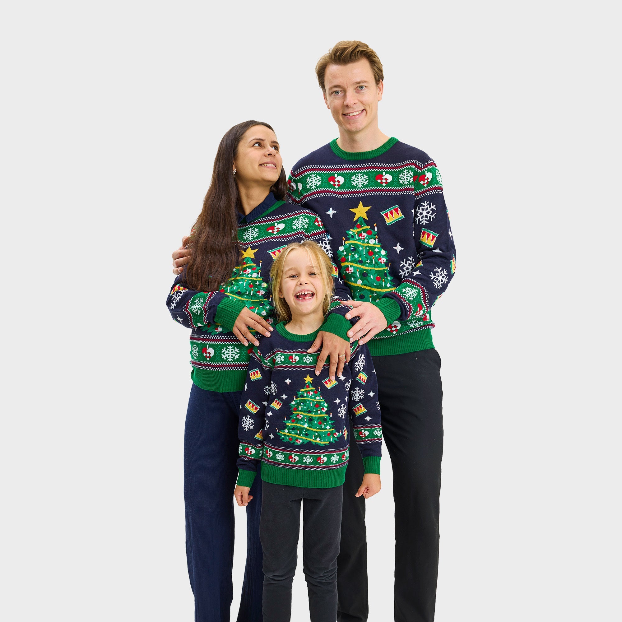 Dunkelblauer Herren Weihnachtspullover mit LED-Weihnachtsbaum und festlichen Motiven, grüne Akzente.