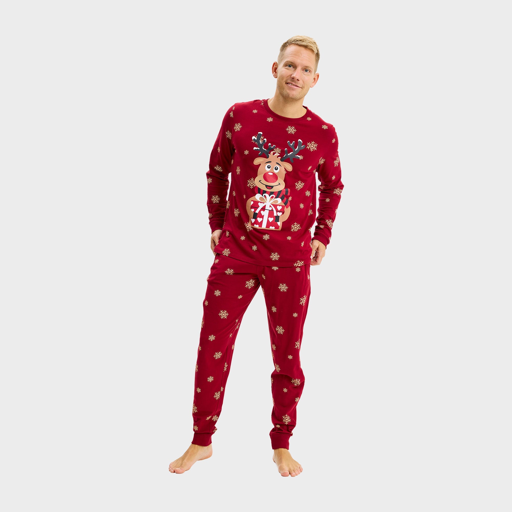 Roter Weihnachtspyjama Herren mit Rentiermotiv und weißen Schneeflocken auf Oberteil und Hose.