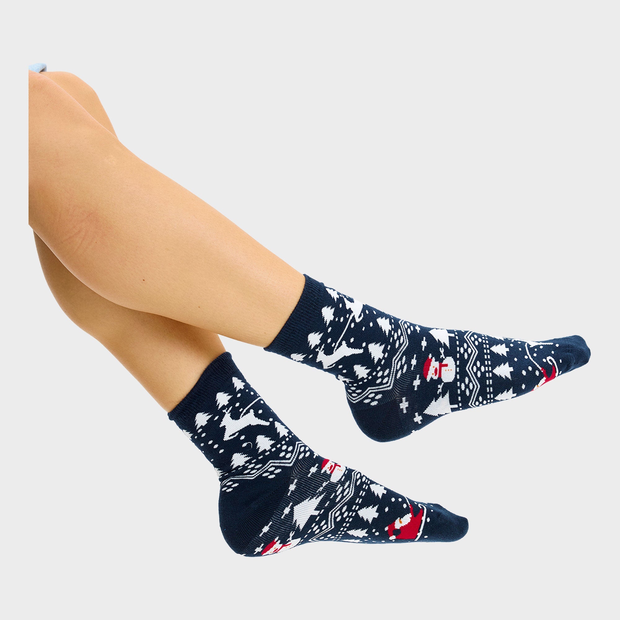 Ein Paar Weihnachtssocken mit Weihnachtsbäumen darauf.